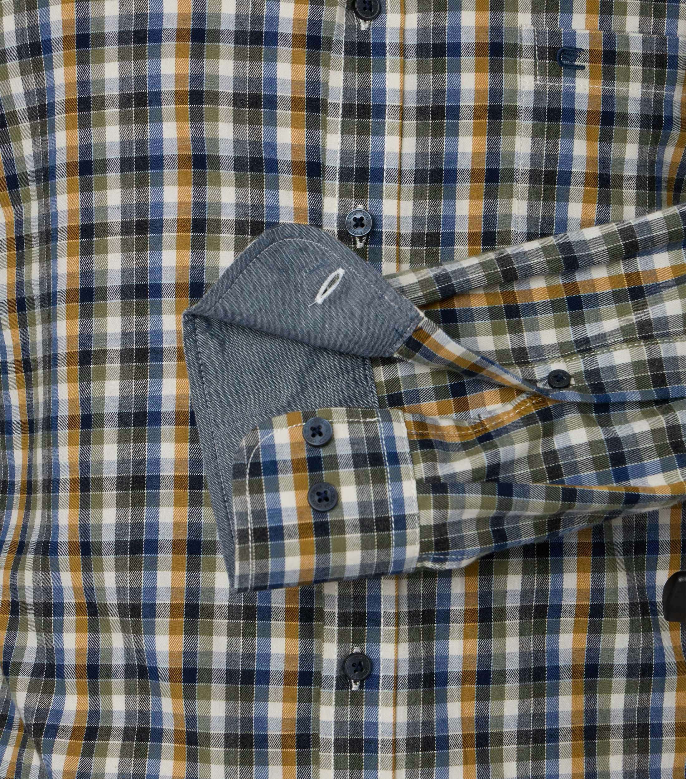 Ein Freizeithemd im kariert Muster in der Farbe Blau