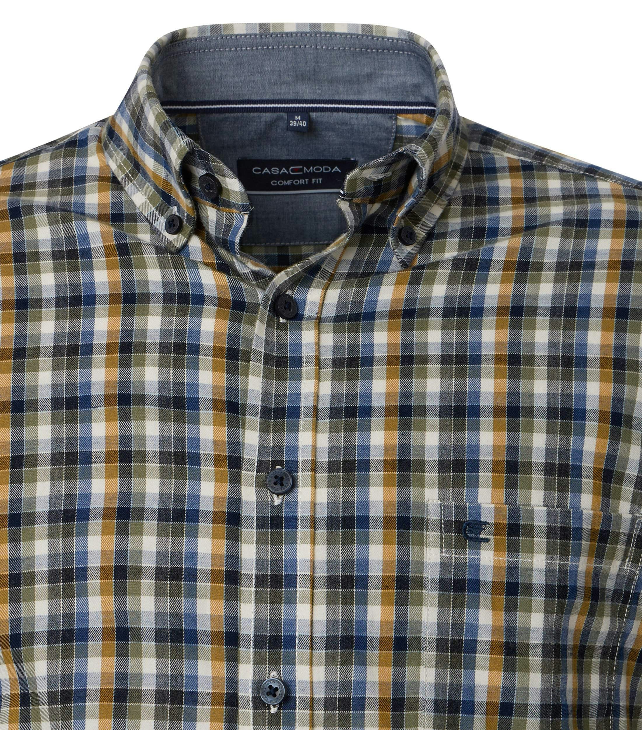 Ein Freizeithemd im kariert Muster in der Farbe Blau