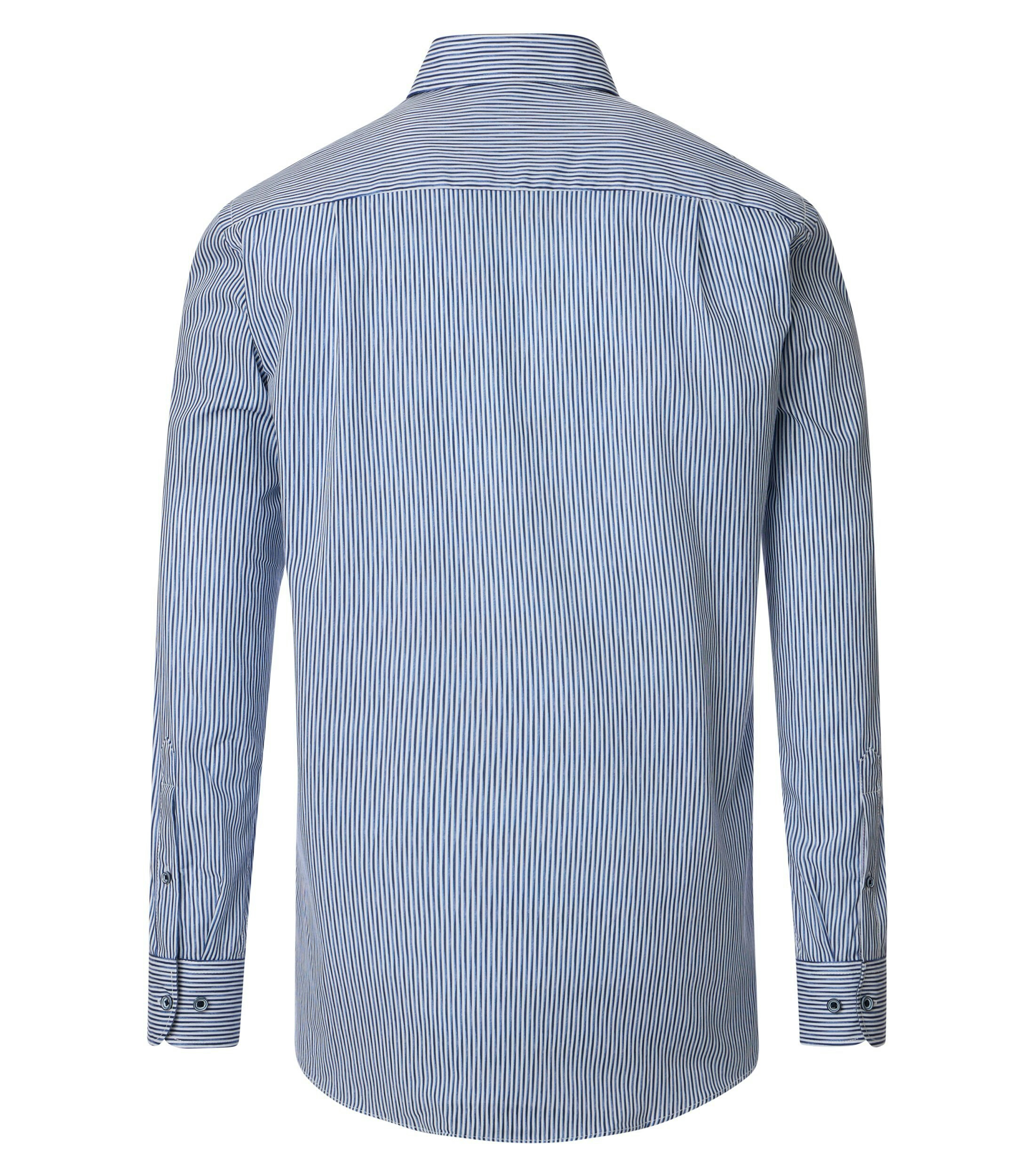 Ein Freizeithemd im gestreift Muster in der Farbe Blau