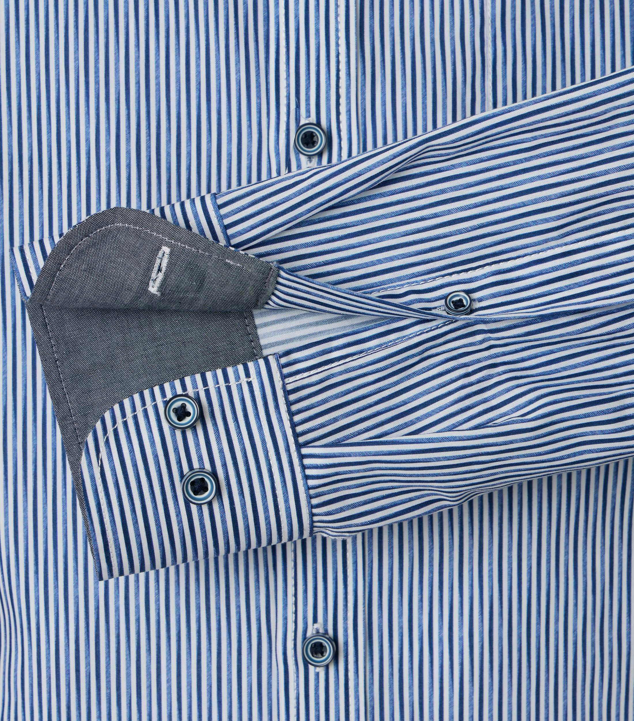 Ein Freizeithemd im gestreift Muster in der Farbe Blau