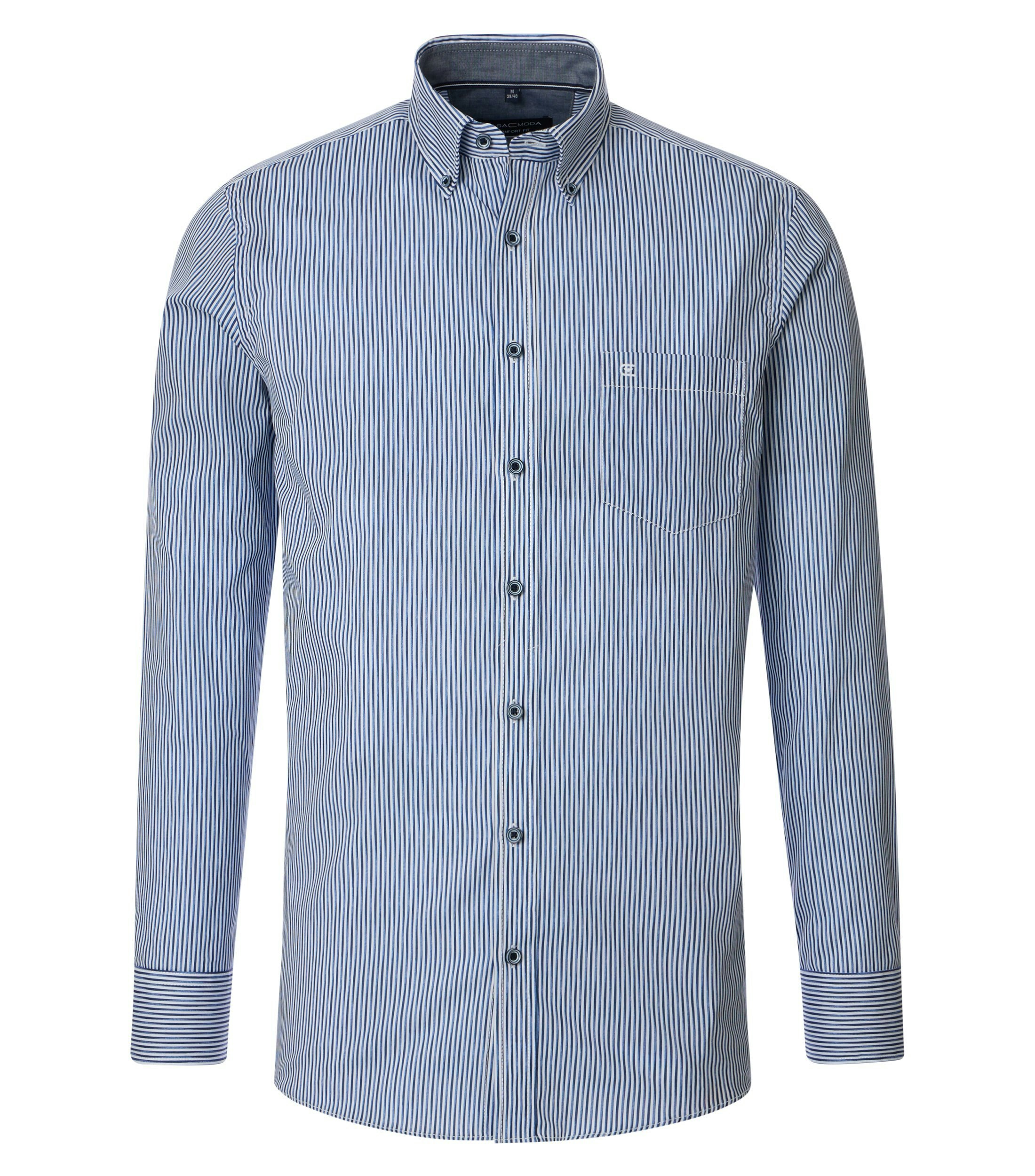 Ein Freizeithemd im gestreift Muster in der Farbe Blau