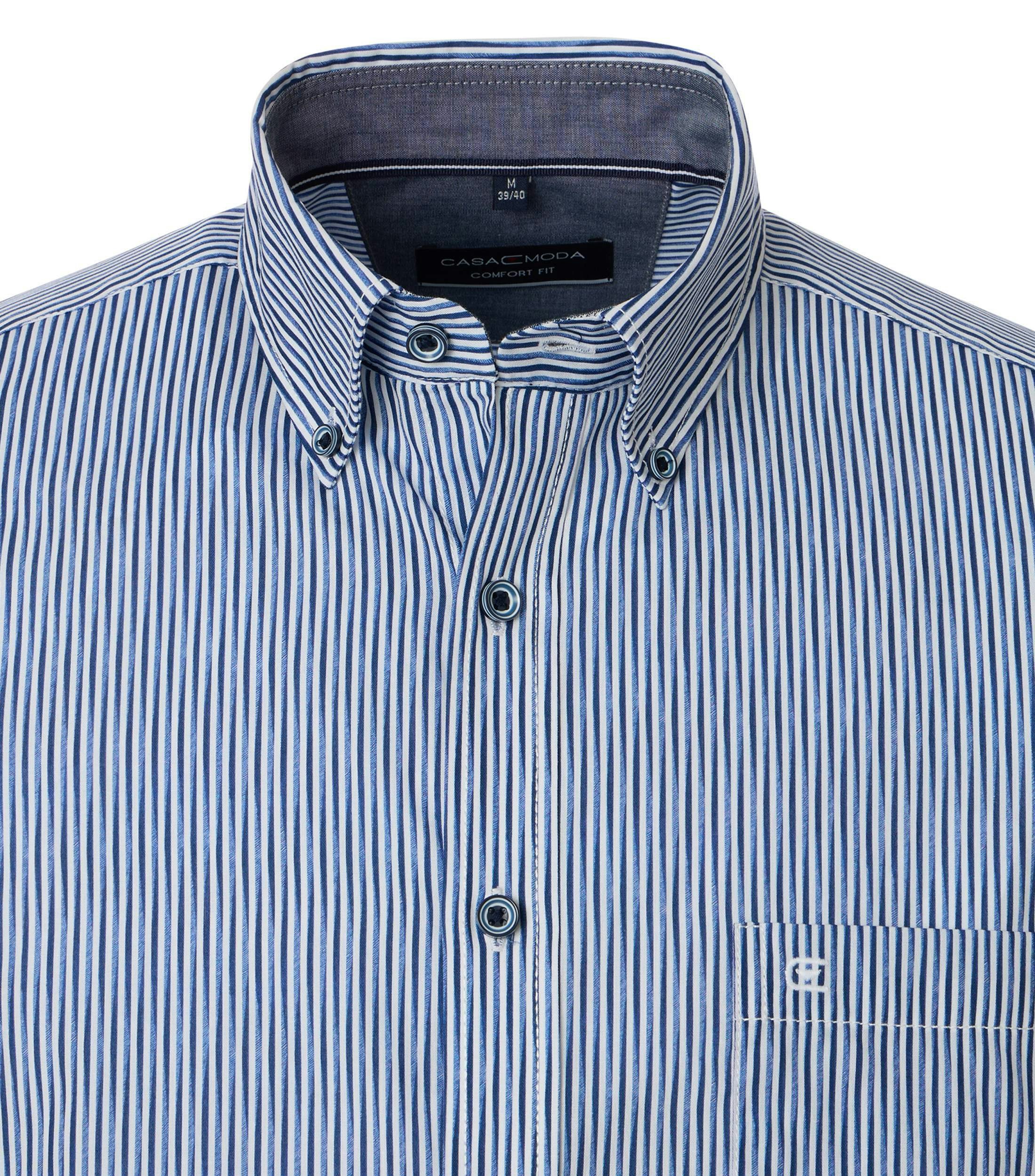 Ein Freizeithemd im gestreift Muster in der Farbe Blau