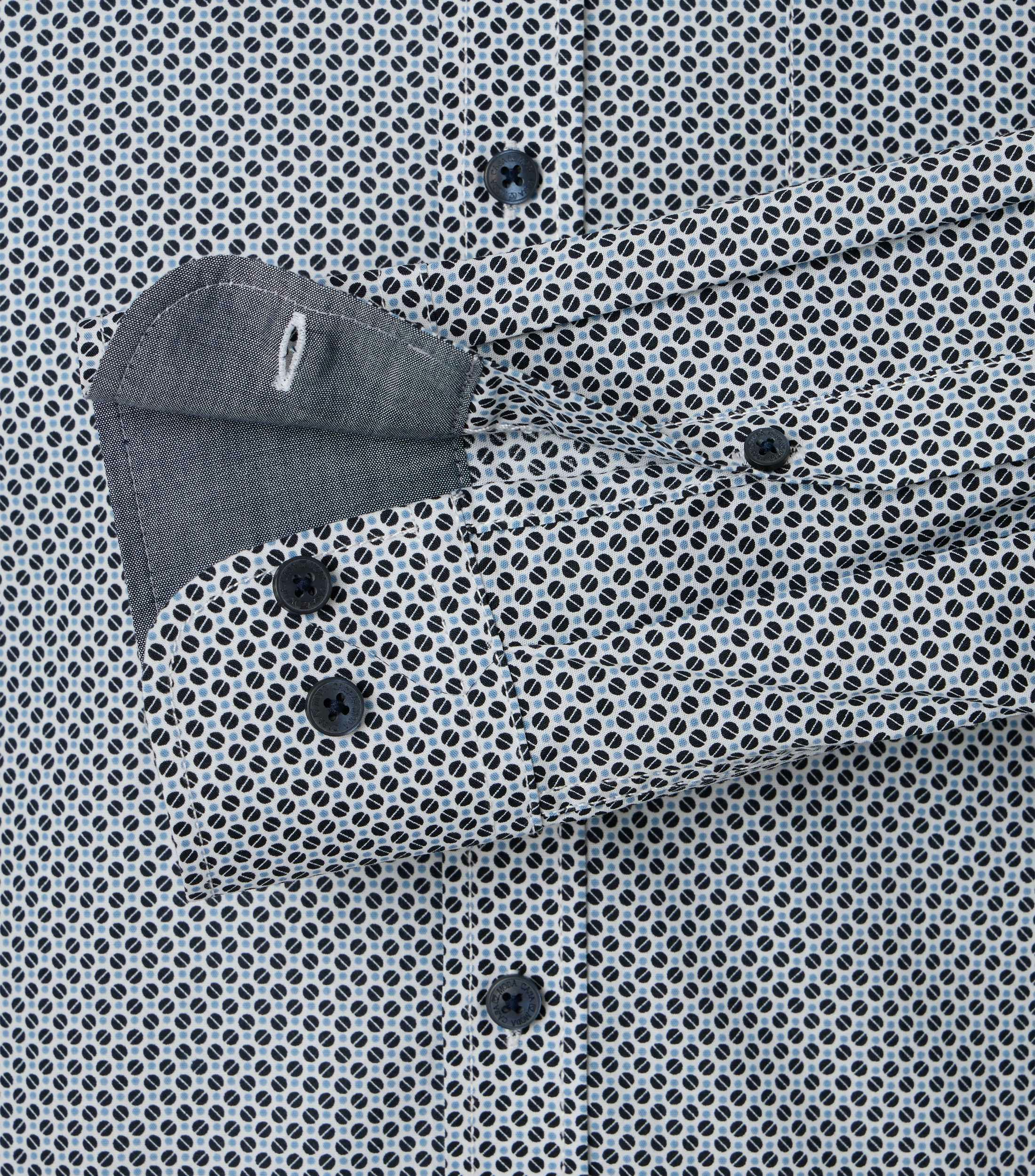 Ein Freizeithemd im Print Muster in der Farbe Hellblau