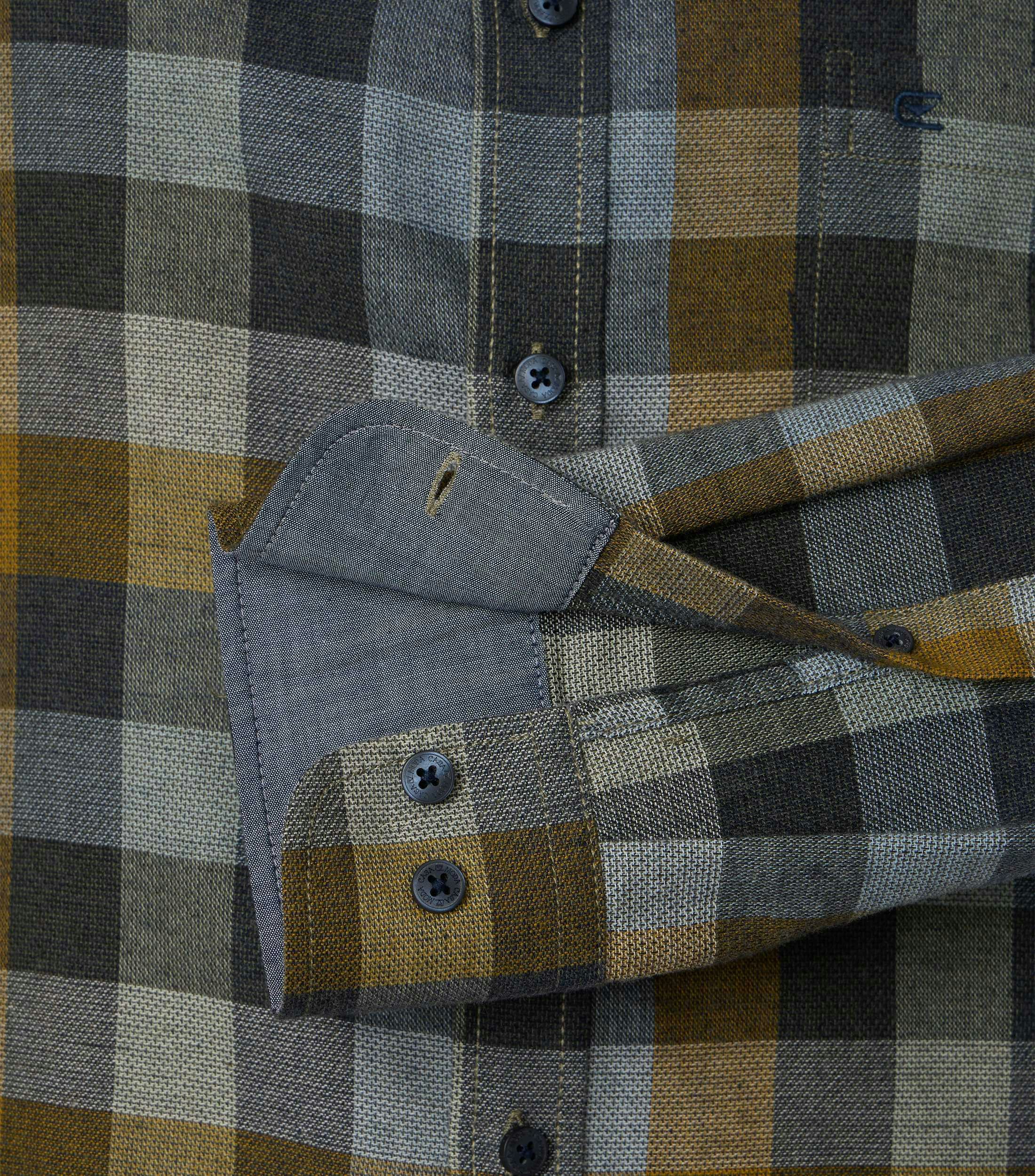 Ein Freizeithemd im kariert Muster in der Farbe Grünblau