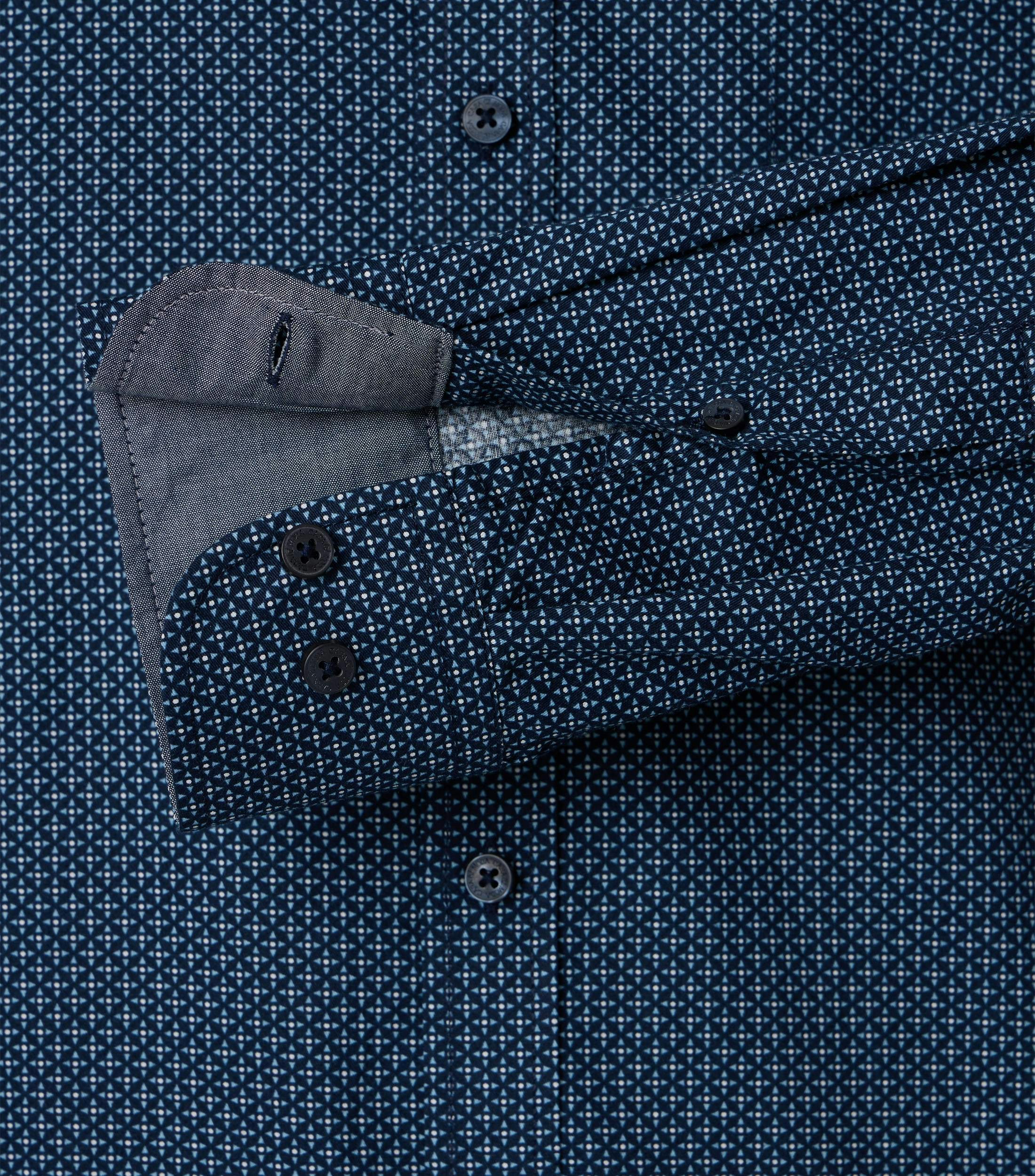 Ein Freizeithemd im Print Muster in der Farbe Dunkelblau