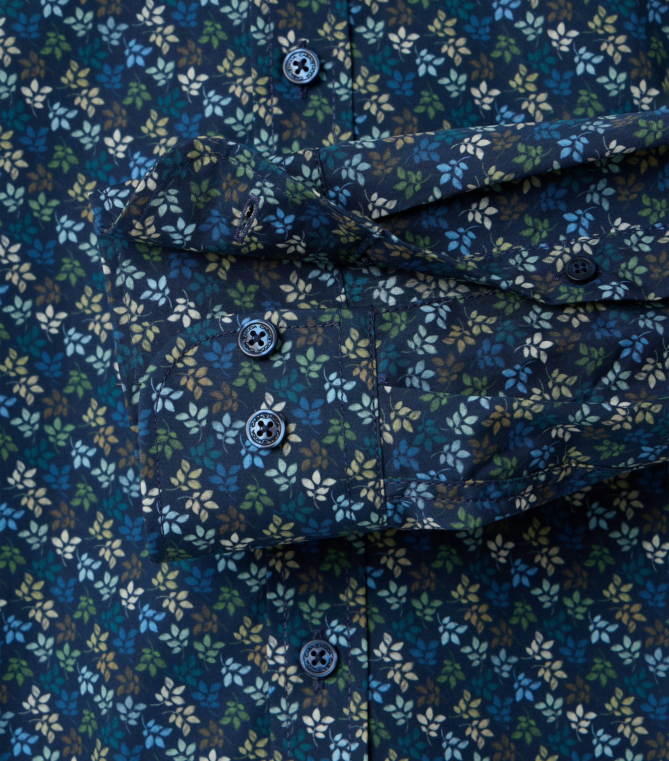 Ein Freizeithemd im Print Muster in der Farbe Blau