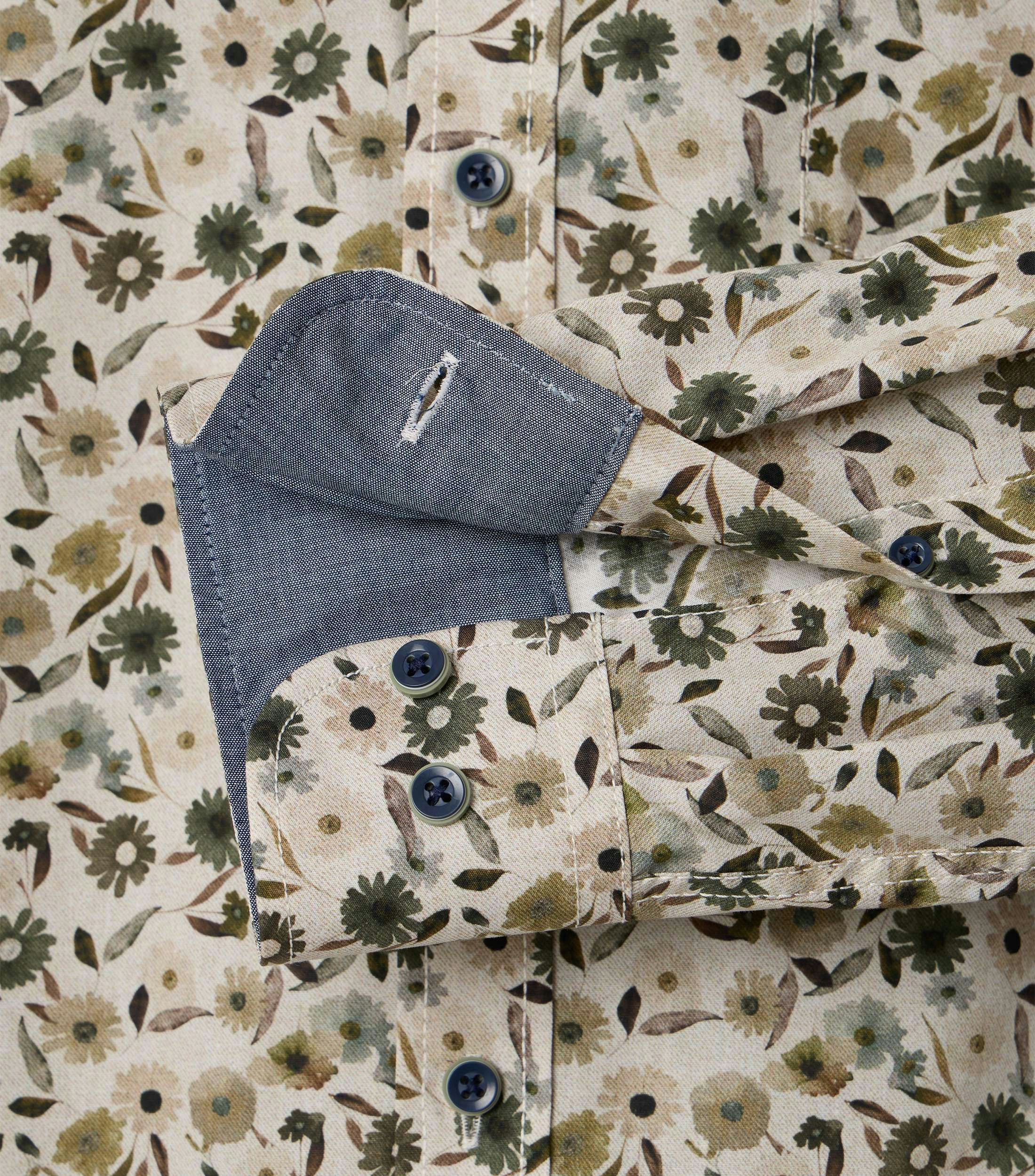 Ein Freizeithemd im Print Muster in der Farbe Beige