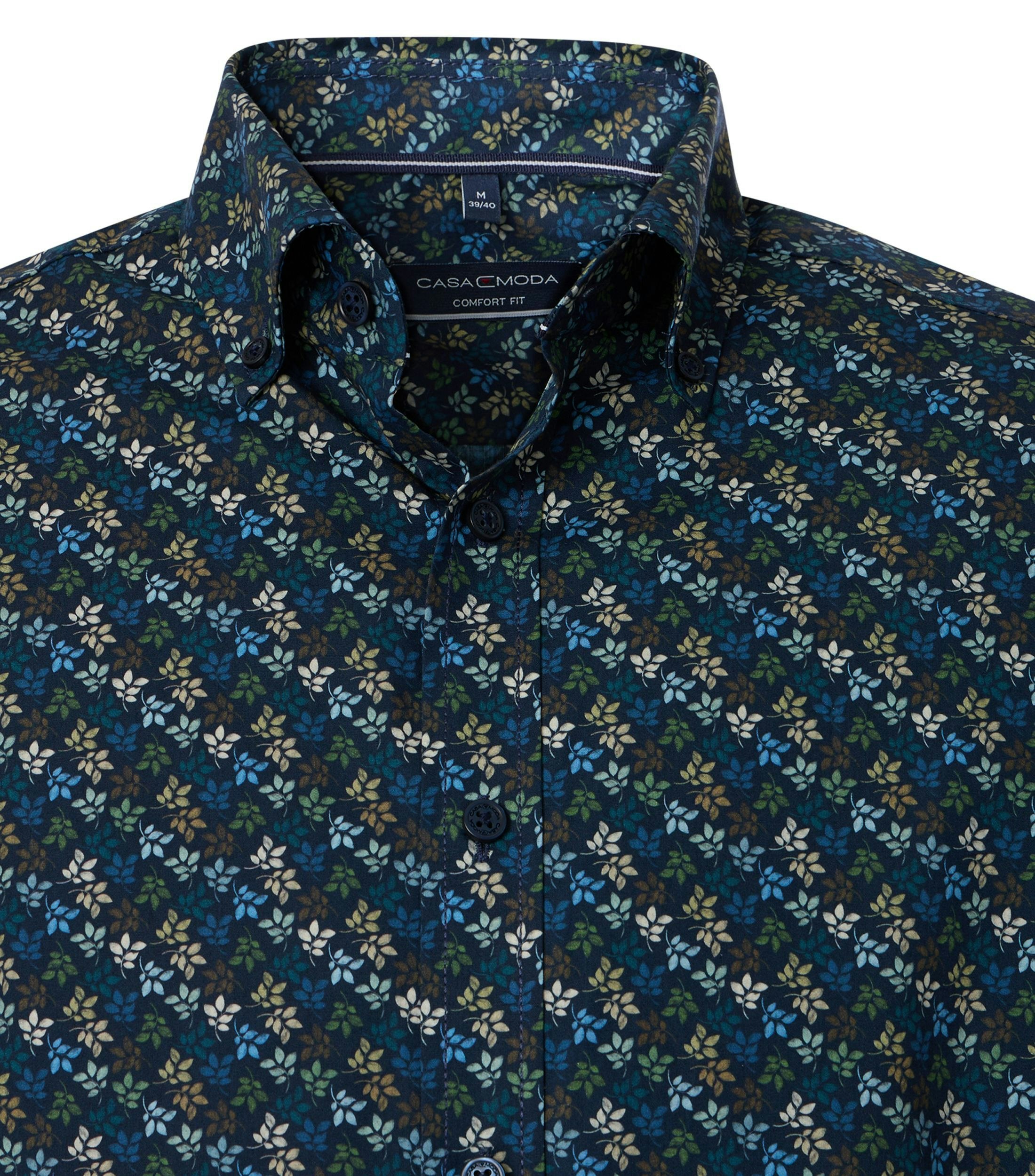 Ein Freizeithemd im Print Muster in der Farbe Blau