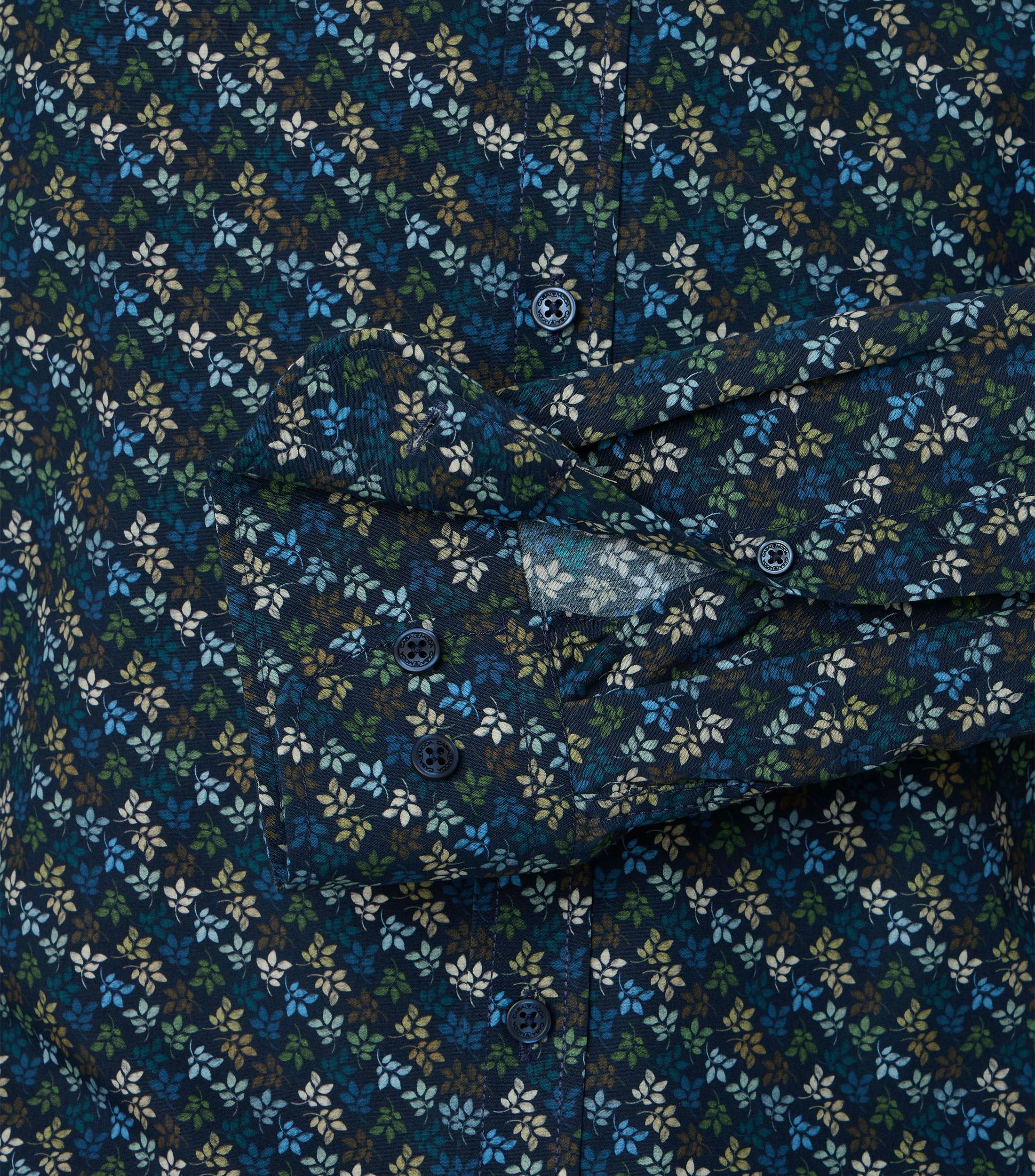 Ein Freizeithemd im Print Muster in der Farbe Blau