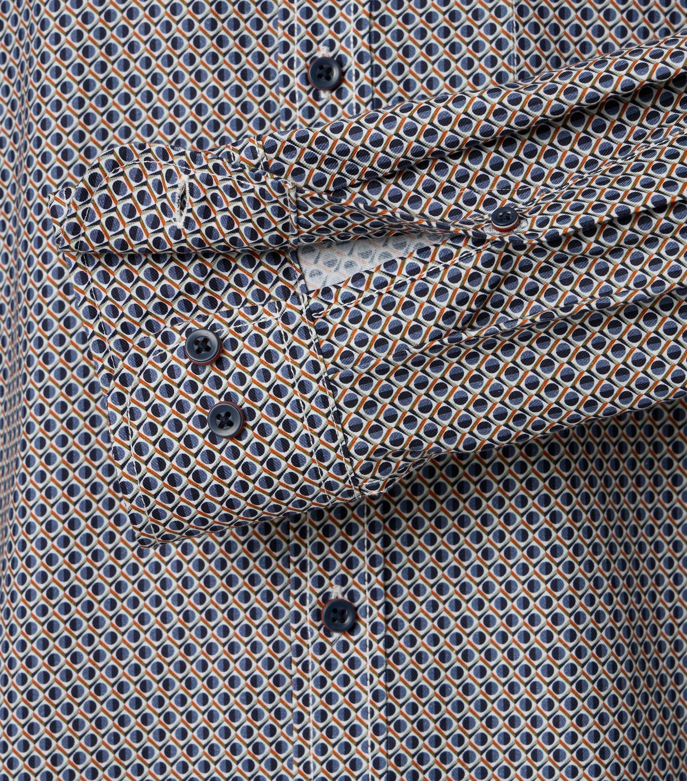 Ein Freizeithemd im Print Muster in der Farbe Blau