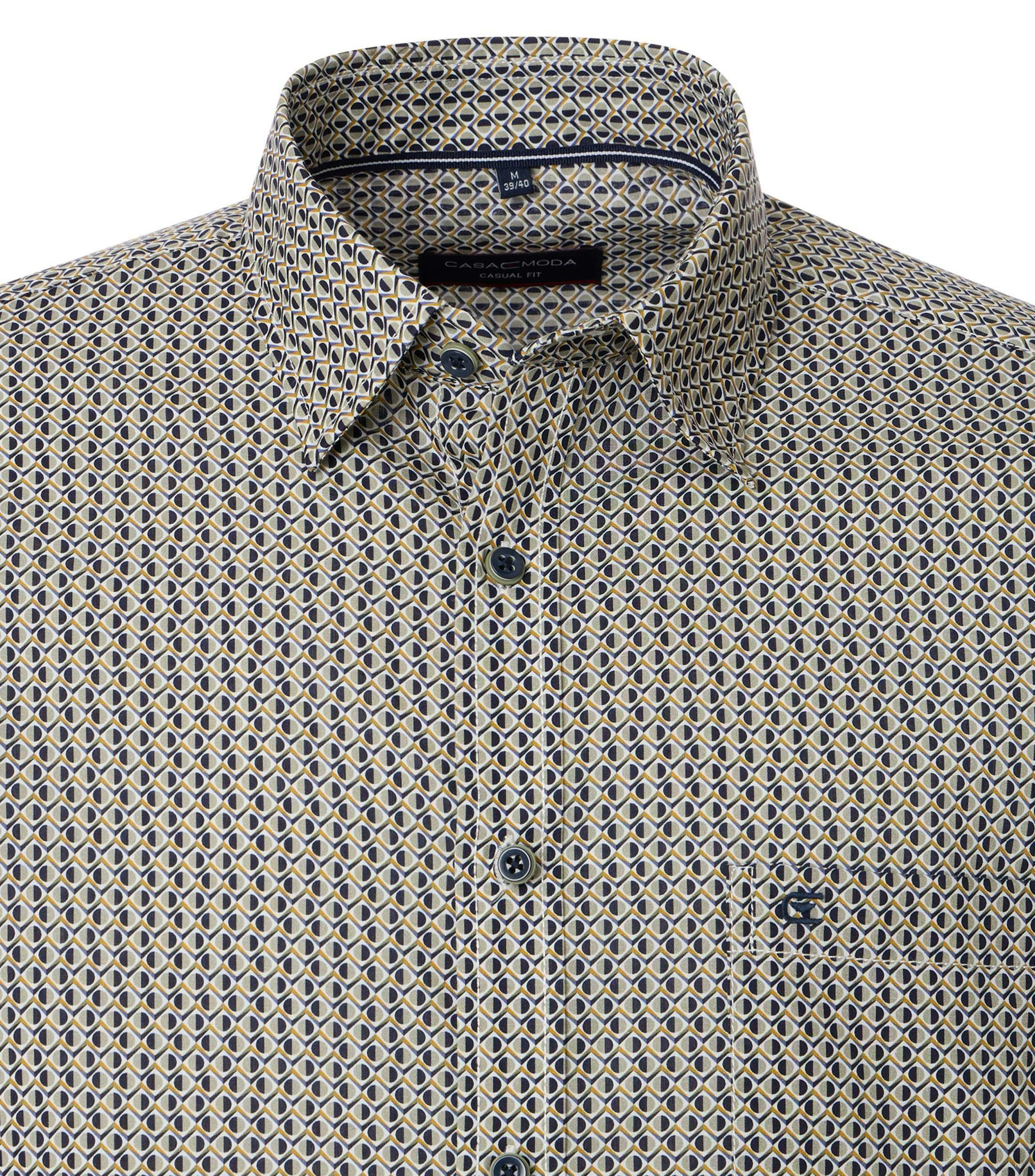 Ein Freizeithemd im Print Muster in der Farbe Grün