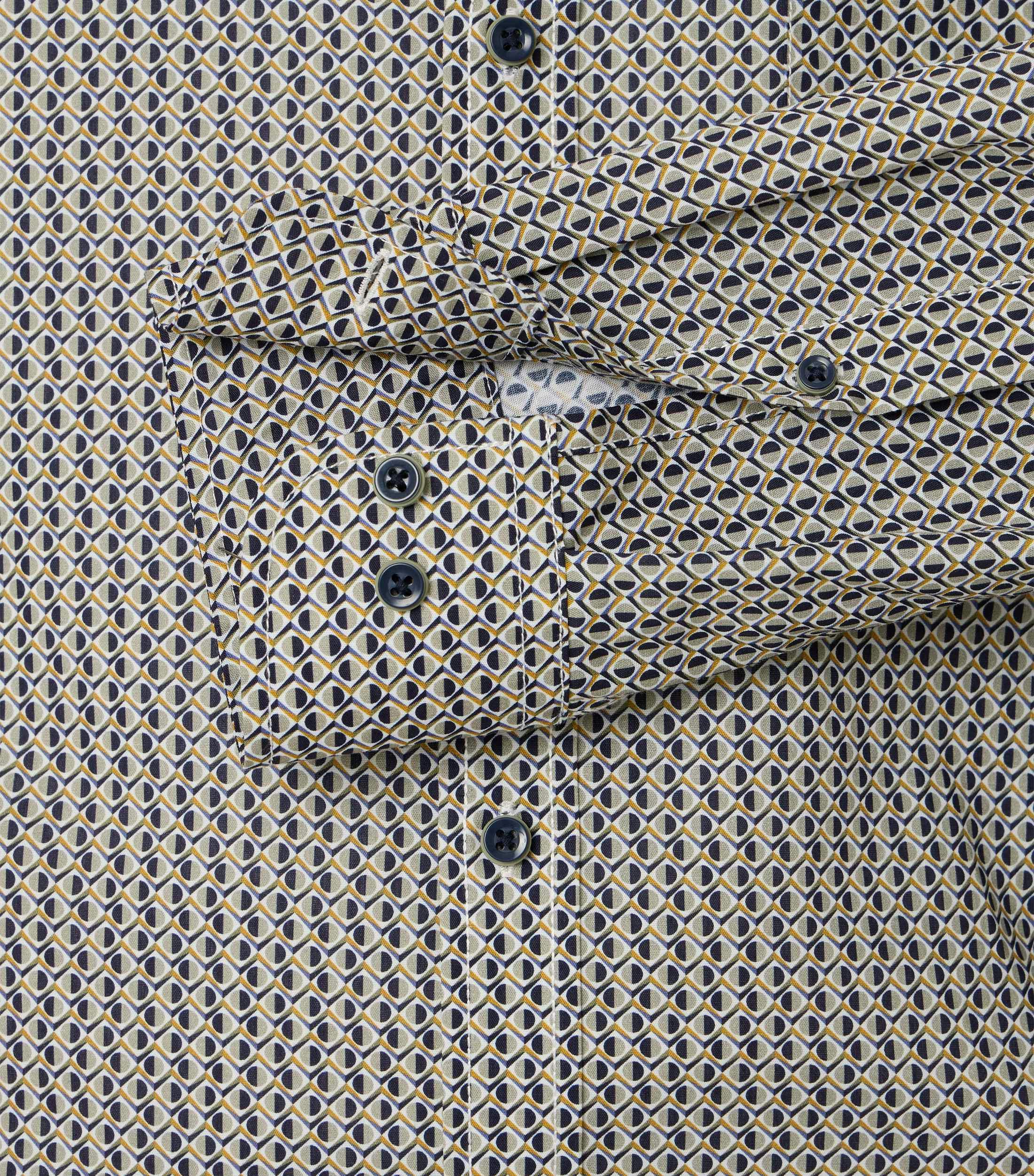 Ein Freizeithemd im Print Muster in der Farbe Grün