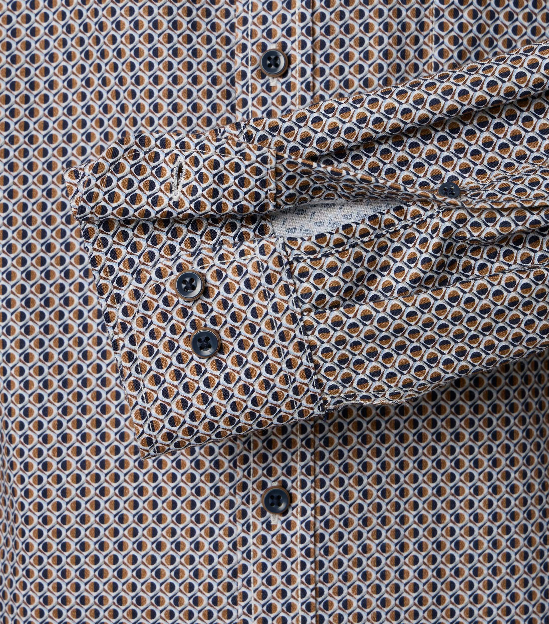 Ein Freizeithemd im Print Muster in der Farbe Orange