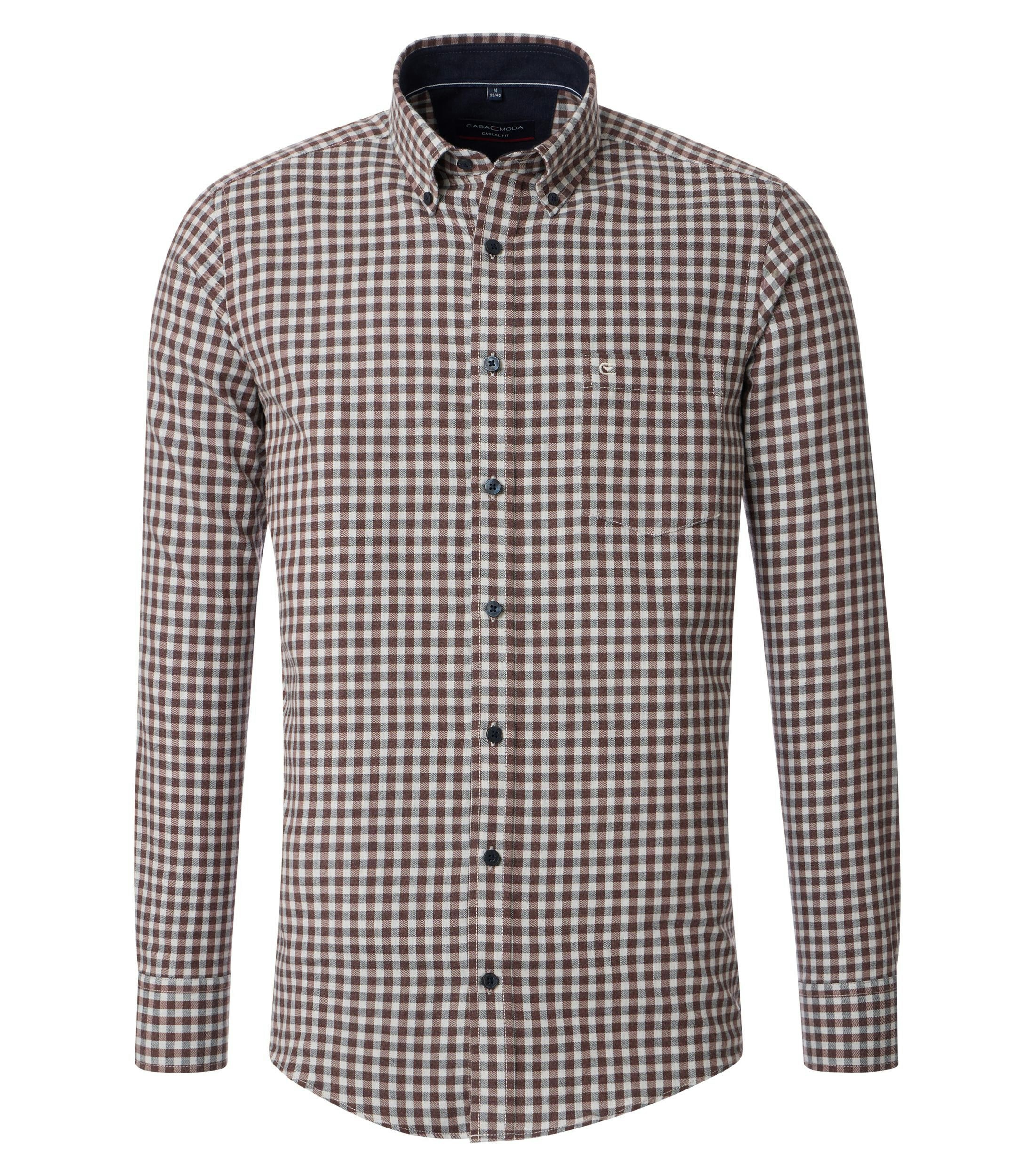 Das Model trägt ein Freizeithemd im kariert Muster in der Farbe Rot