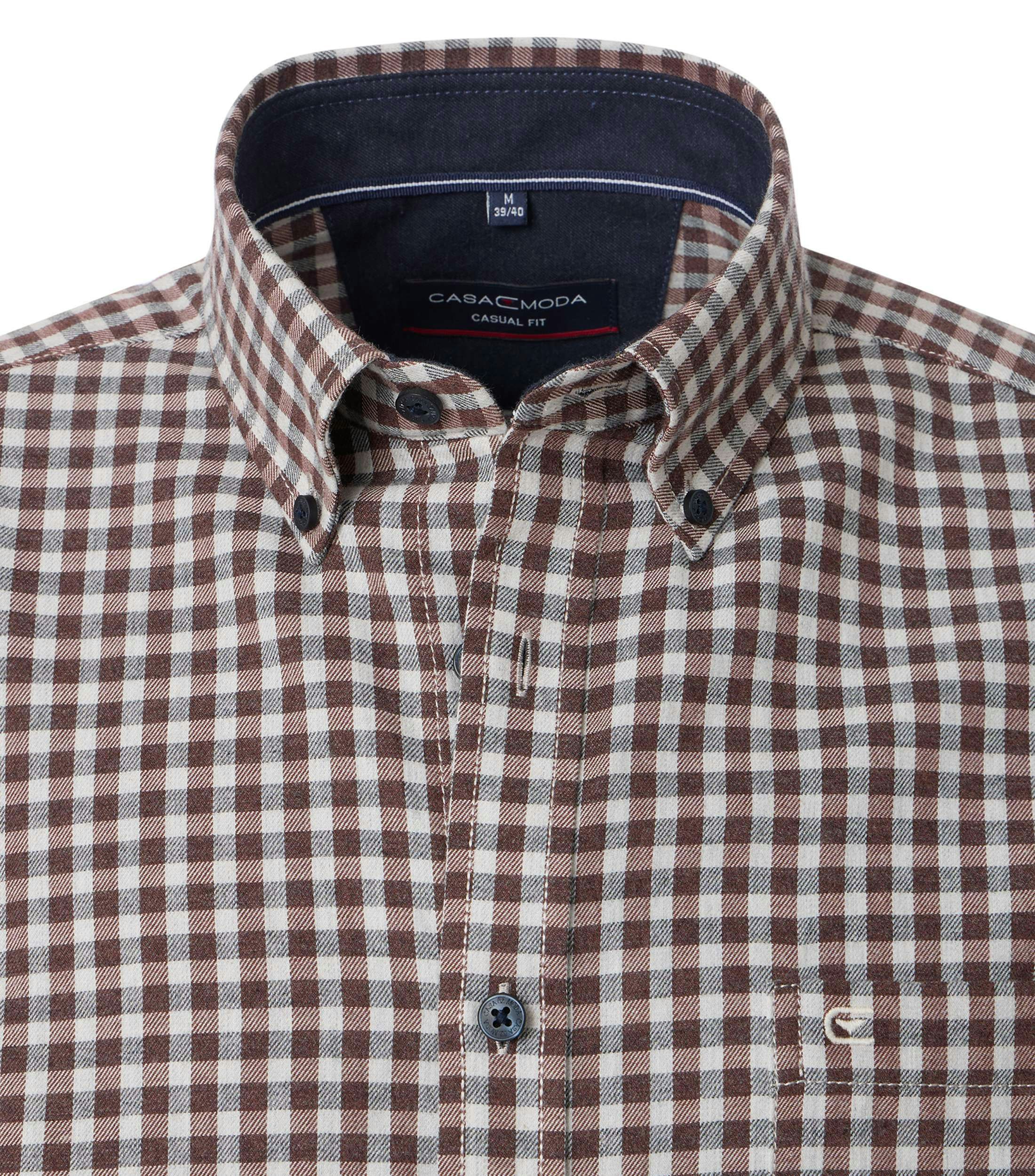 Das Model trägt ein Freizeithemd im kariert Muster in der Farbe Rot