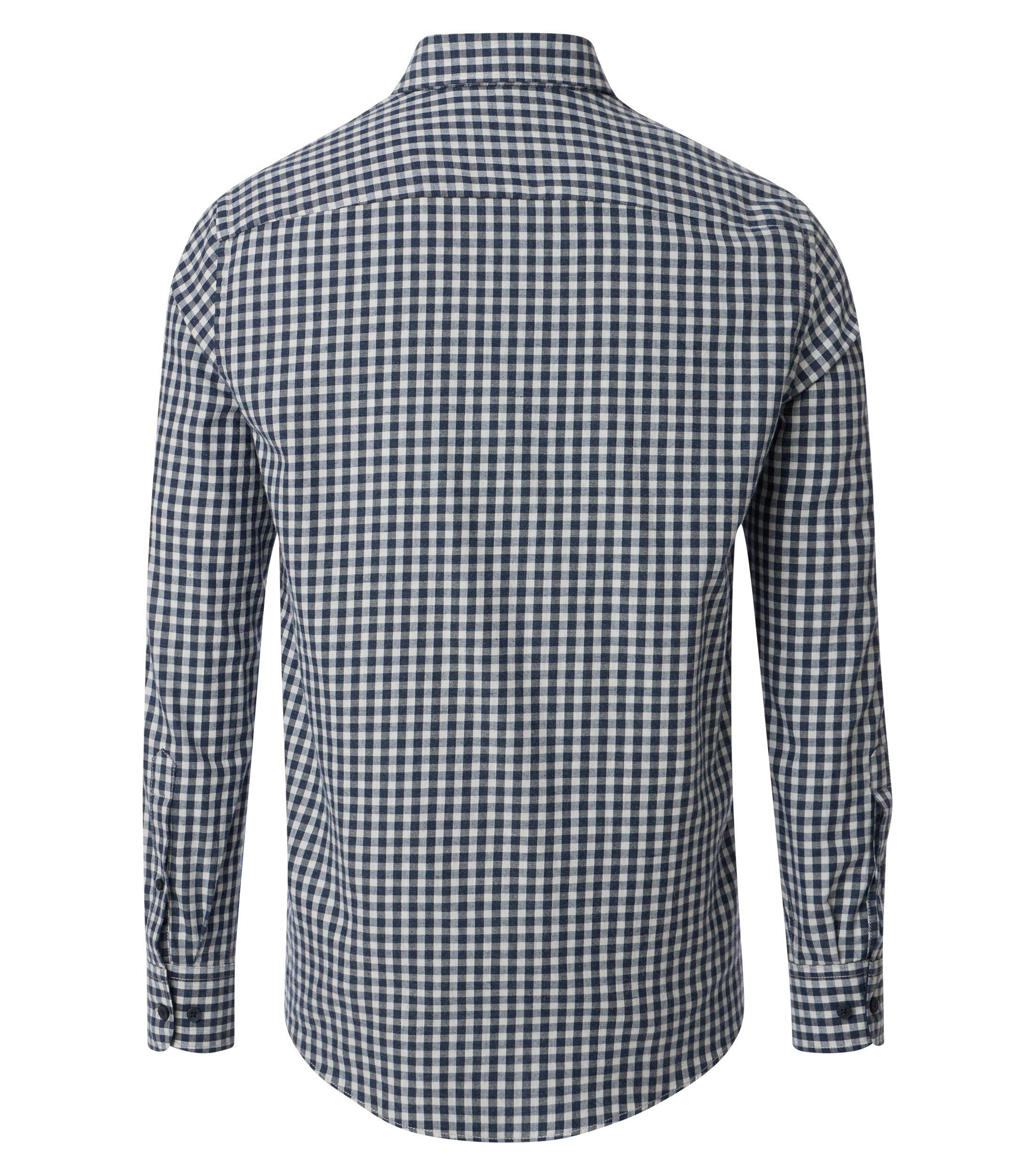 Das Model trägt ein Freizeithemd im kariert Muster in der Farbe Hellblau