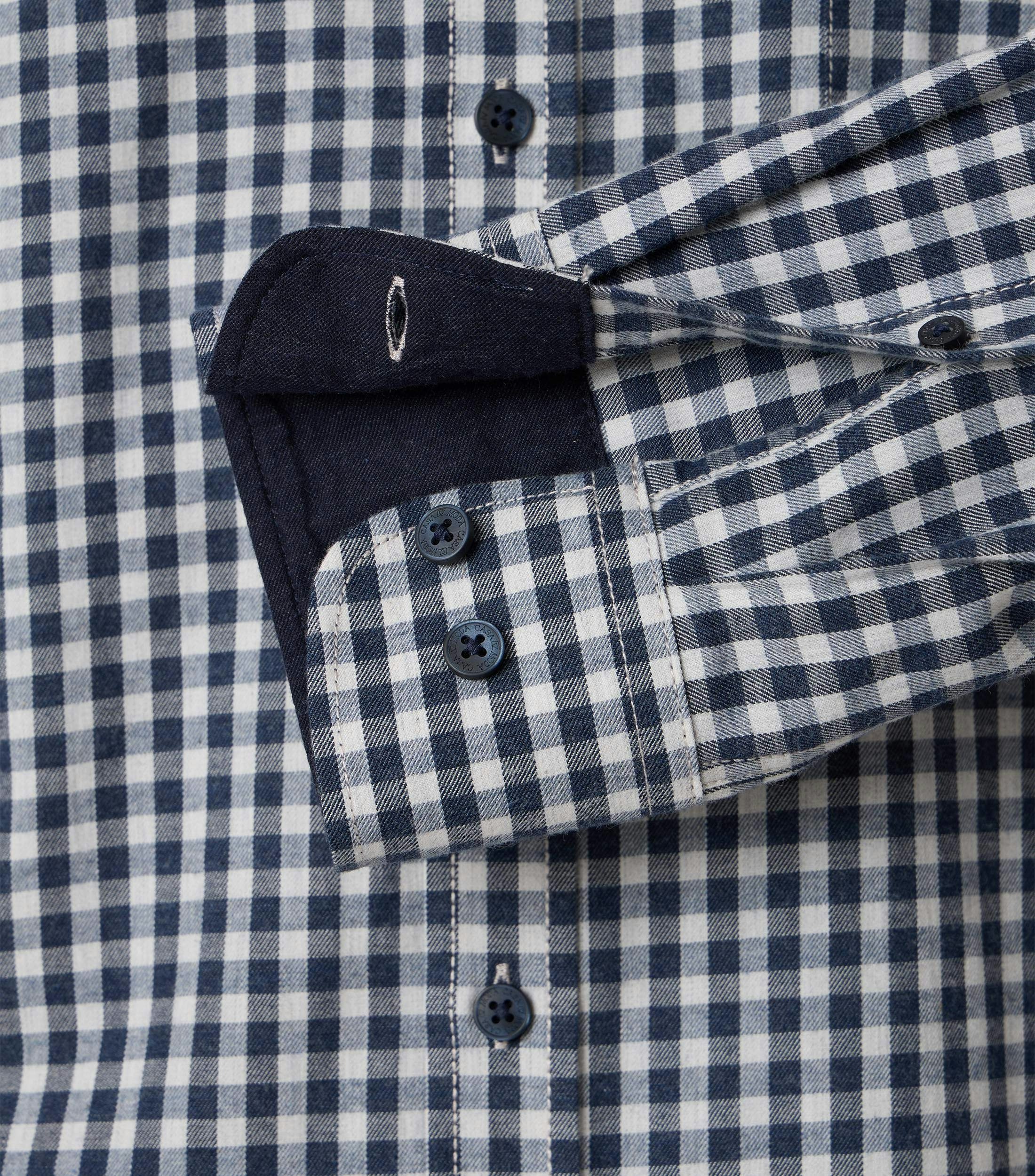 Das Model trägt ein Freizeithemd im kariert Muster in der Farbe Hellblau