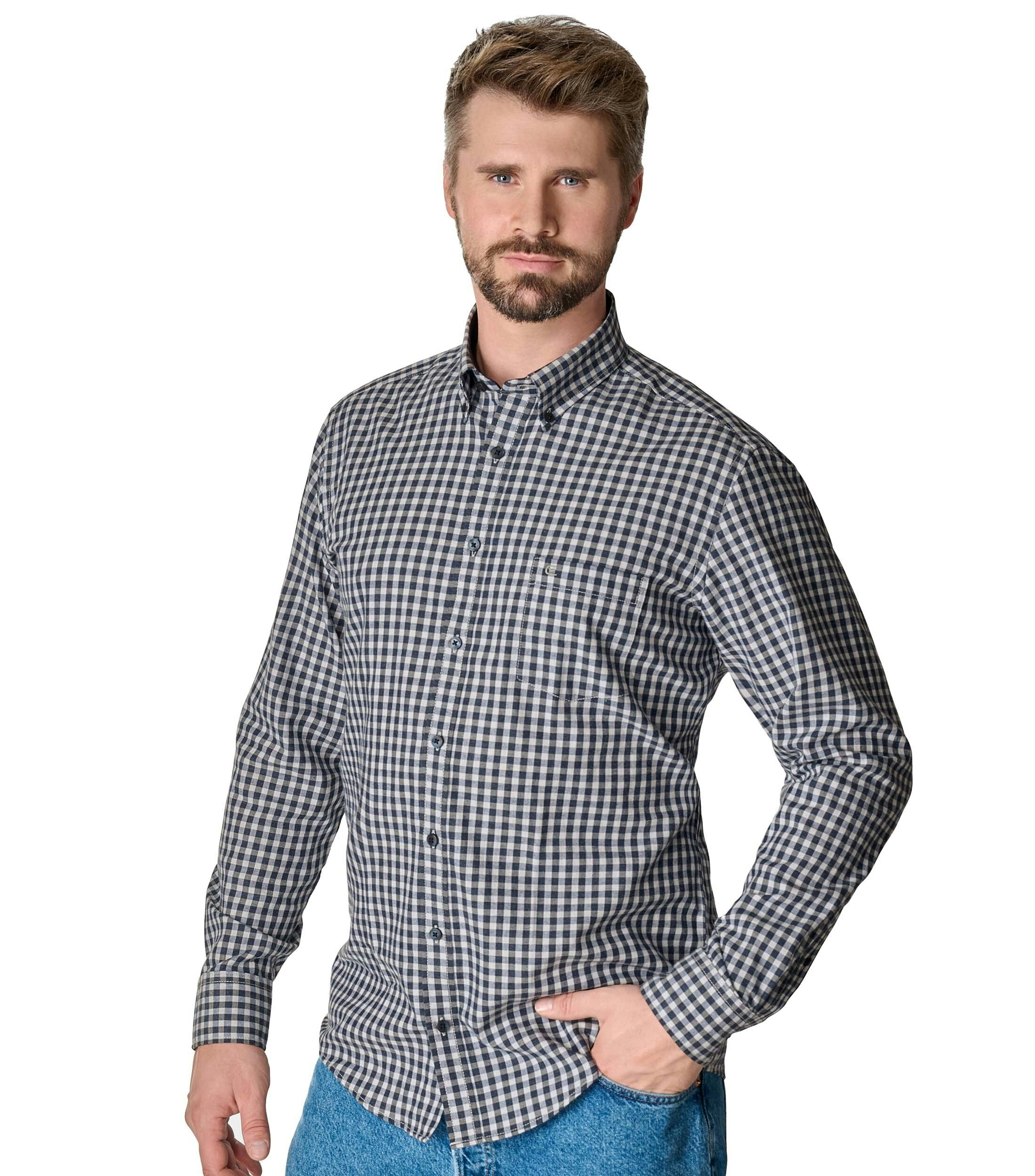 Das Model trägt ein Freizeithemd im kariert Muster in der Farbe Hellblau