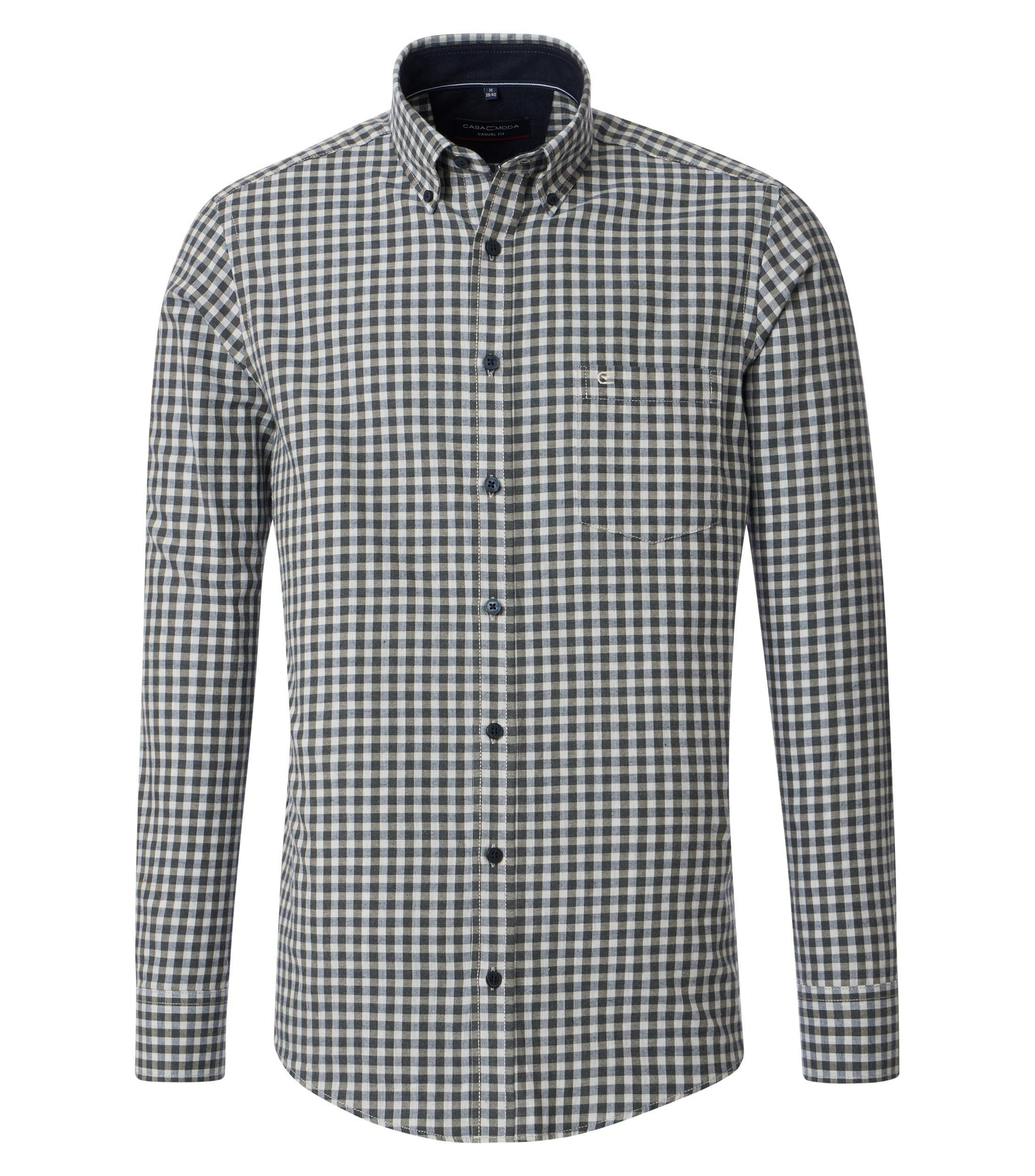 Das Model trägt ein Freizeithemd im kariert Muster in der Farbe Grünblau