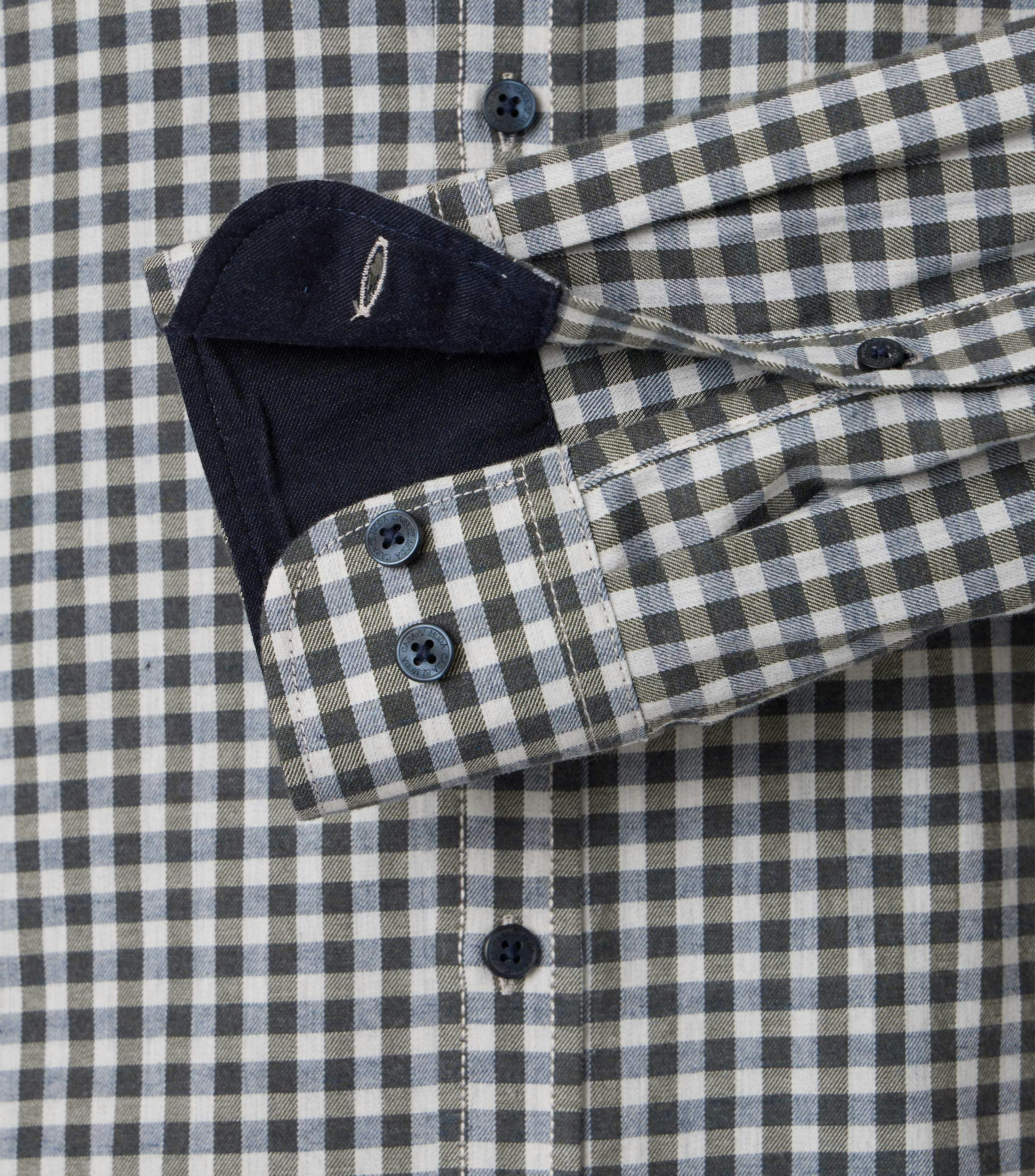 Das Model trägt ein Freizeithemd im kariert Muster in der Farbe Grünblau