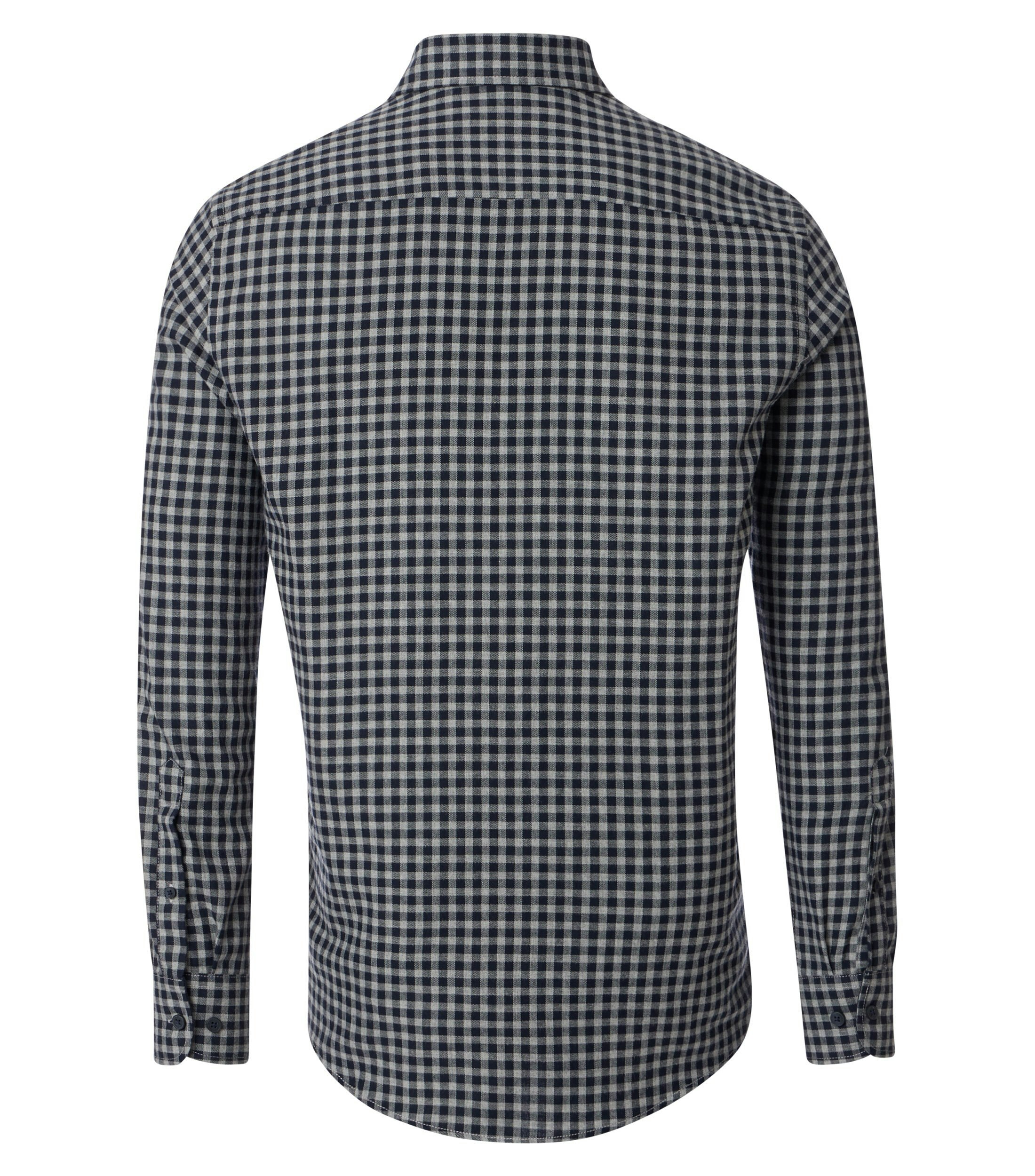 Das Model trägt ein Freizeithemd im kariert Muster in der Farbe Dunkelblau