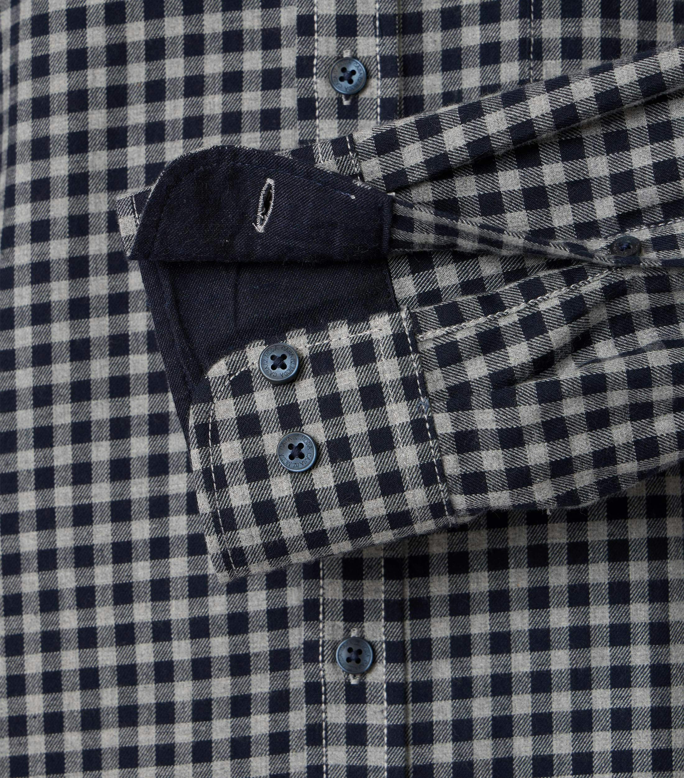 Das Model trägt ein Freizeithemd im kariert Muster in der Farbe Dunkelblau