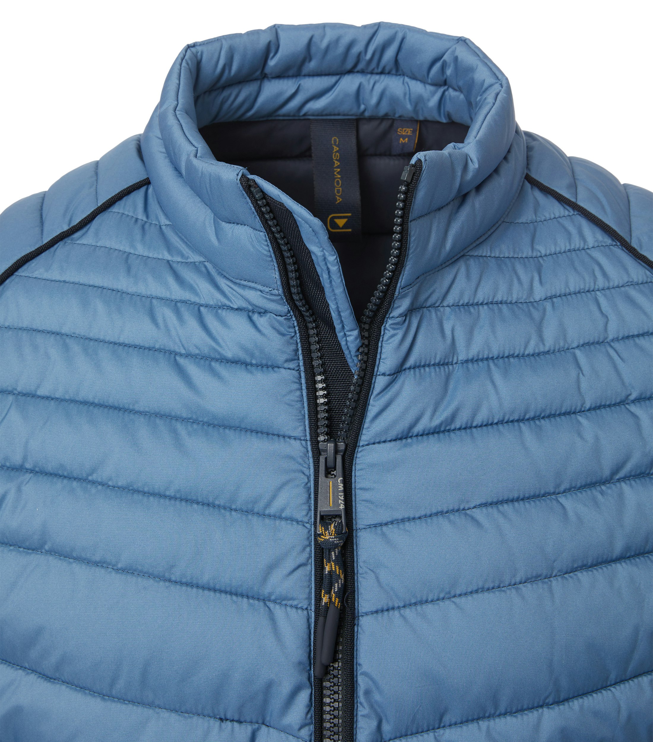 Ein Jacke im uni Muster in der Farbe Mittelblau
