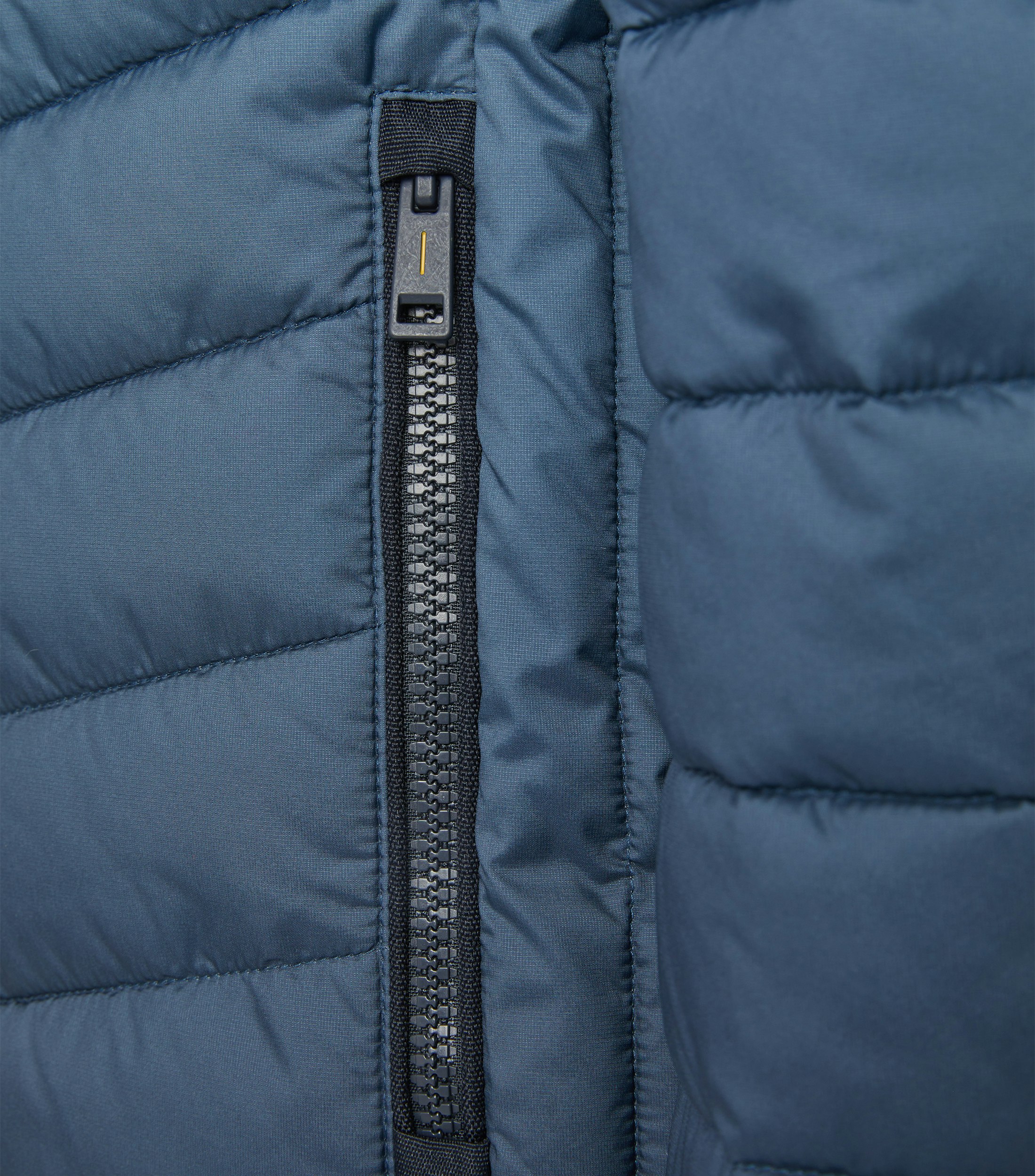 Ein Jacke im uni Muster in der Farbe Mittelblau