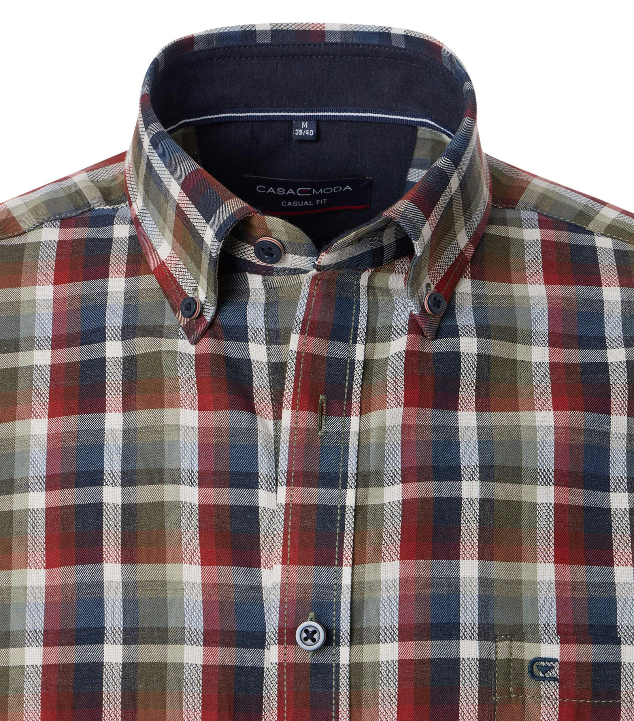 Das Model trägt ein Freizeithemd im kariert Muster in der Farbe Rot