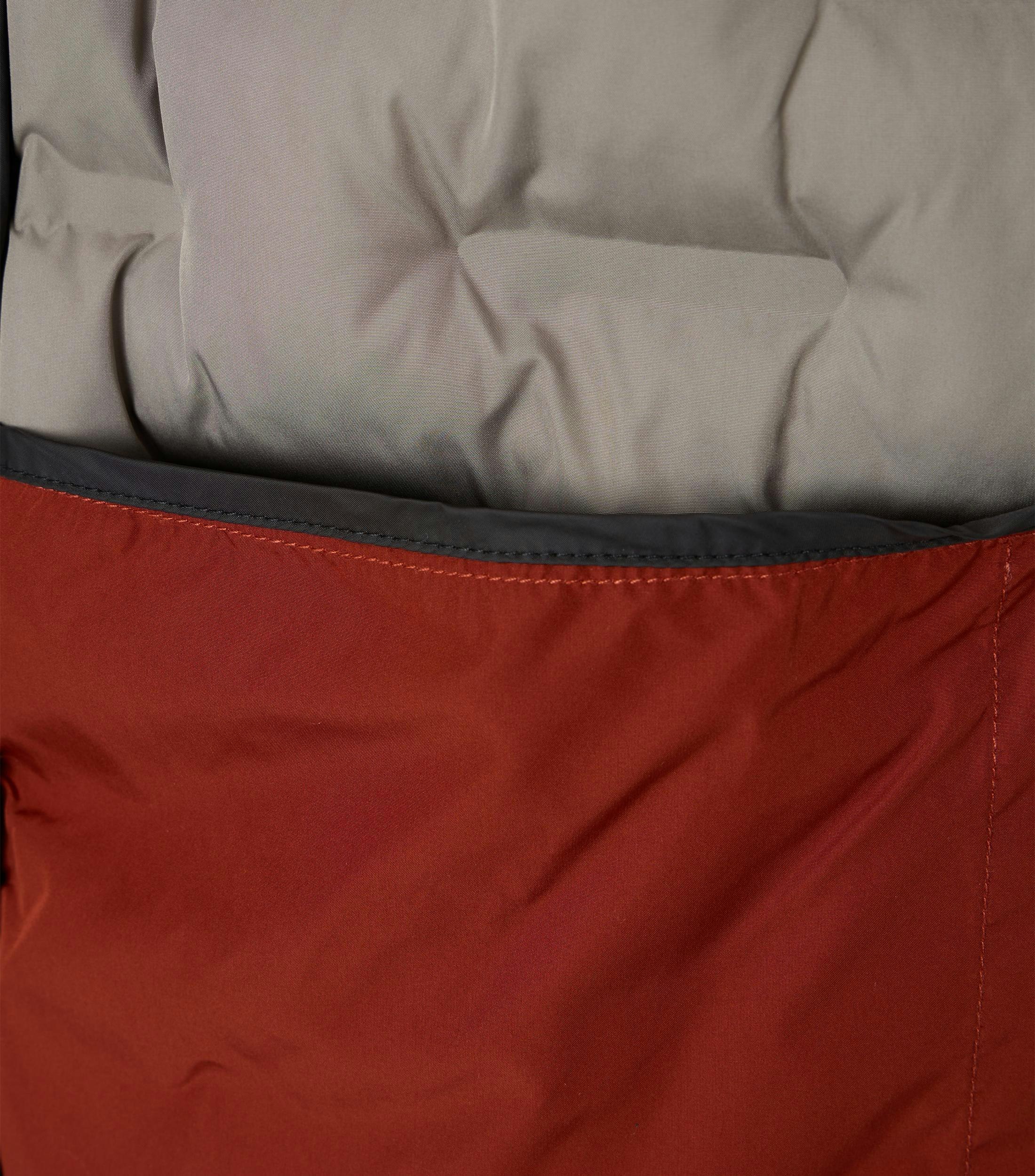 Das Model trägt eine Weste im uni Muster in der Farbe Dunkelorange