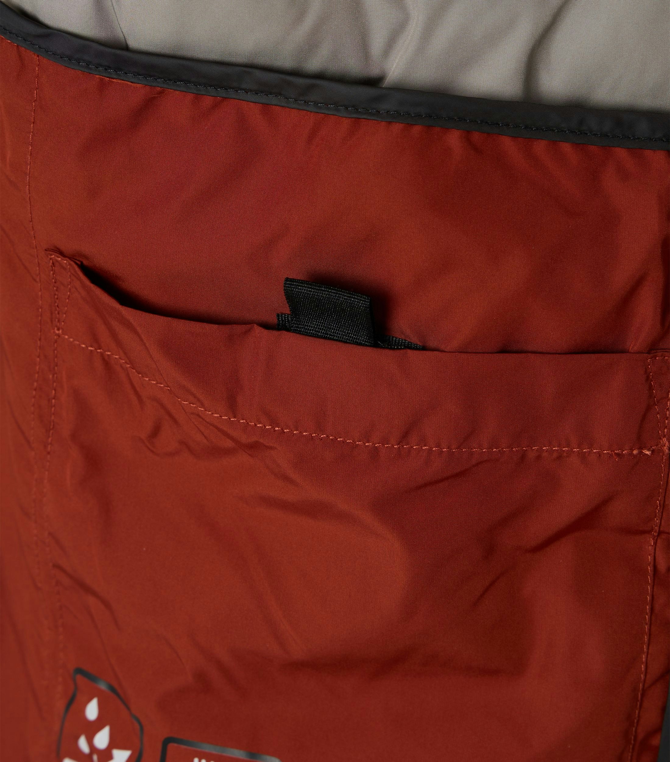 Das Model trägt eine Weste im uni Muster in der Farbe Dunkelorange