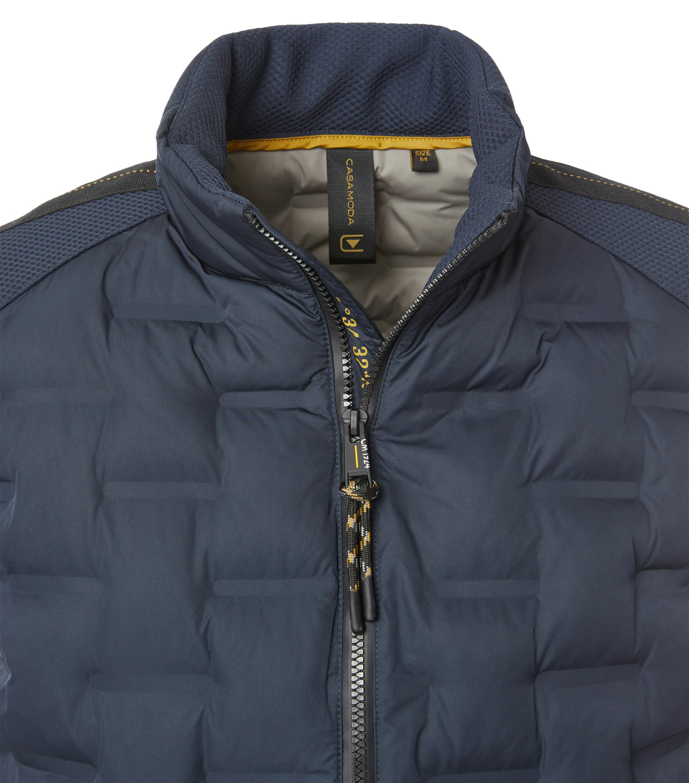 Das Model trägt eine Weste im uni Muster in der Farbe Dunkelblau