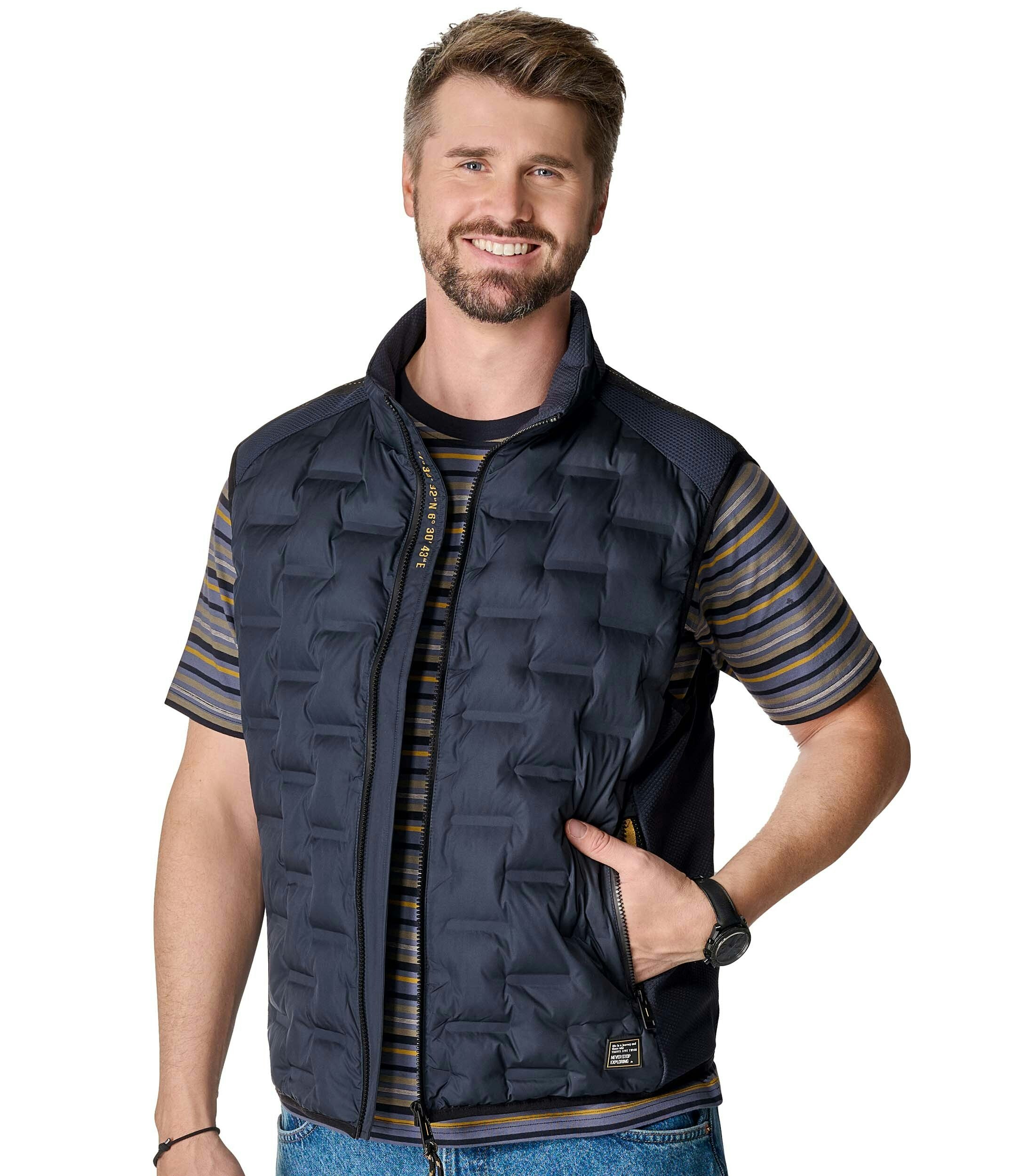 Das Model trägt eine Weste im uni Muster in der Farbe Dunkelblau