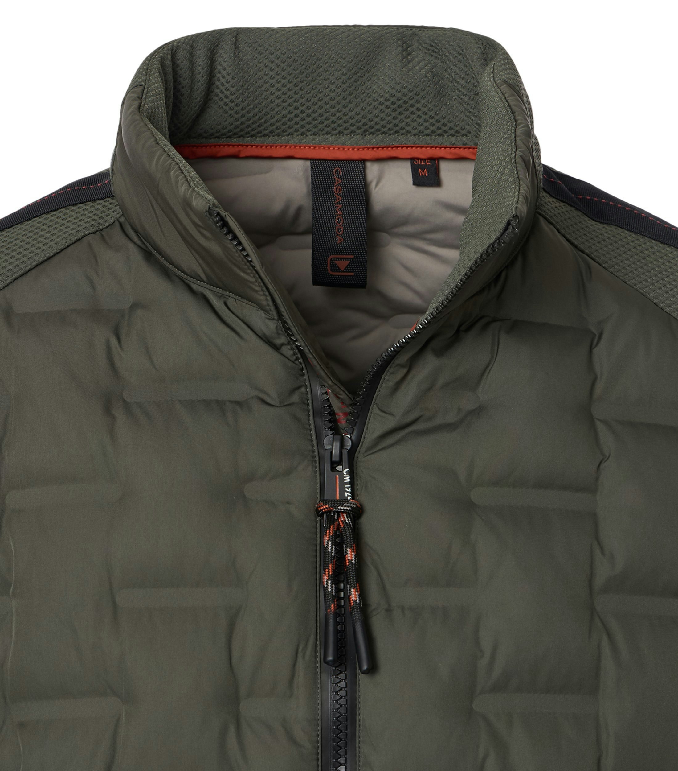 Das Model trägt eine Jacke im uni Muster in der Farbe Grün