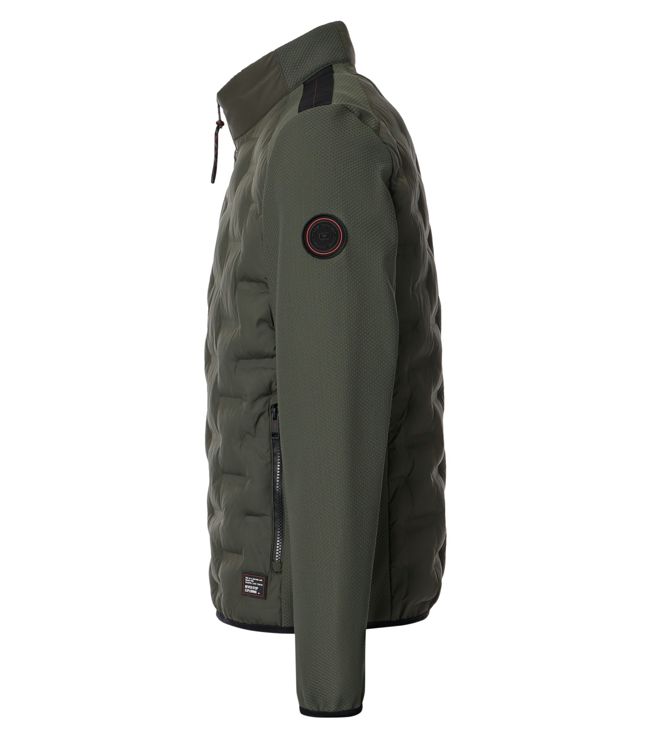 Das Model trägt eine Jacke im uni Muster in der Farbe Grün