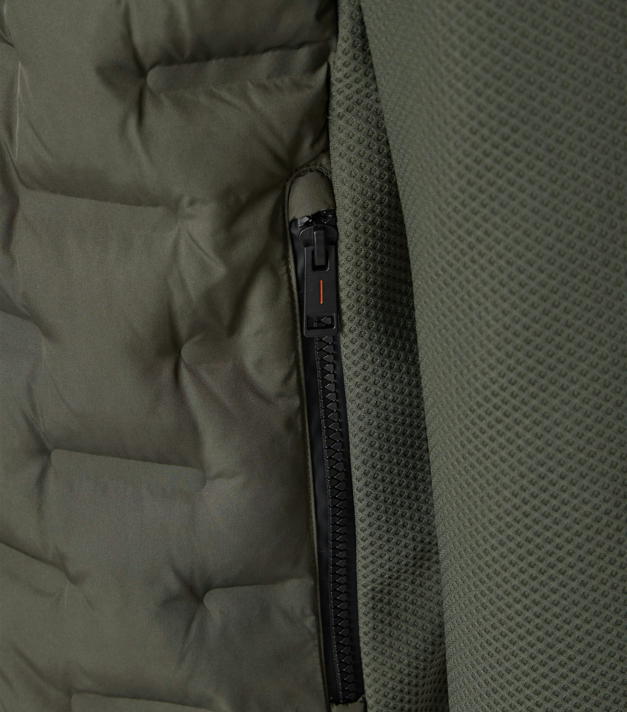 Das Model trägt eine Jacke im uni Muster in der Farbe Grün