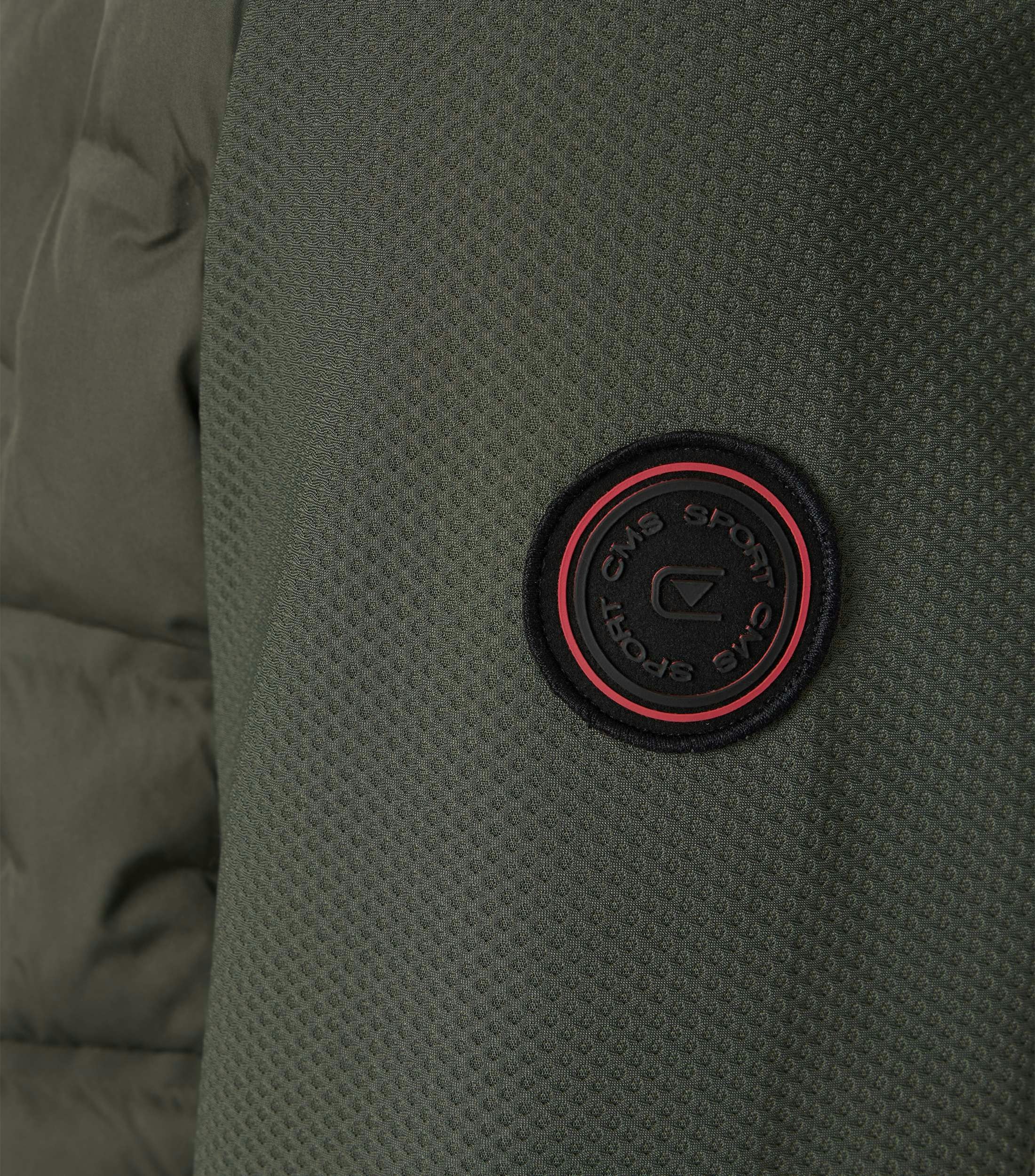 Das Model trägt eine Jacke im uni Muster in der Farbe Grün