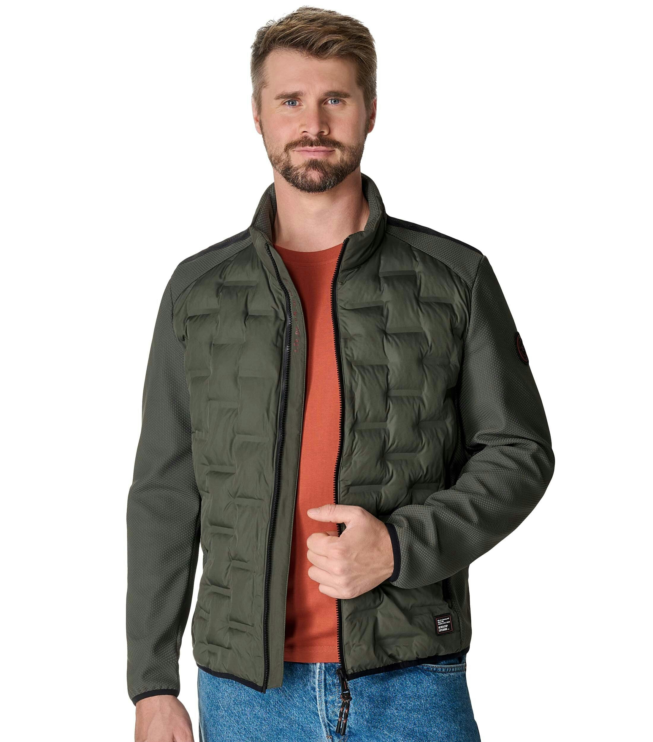 Das Model trägt eine Jacke im uni Muster in der Farbe Grün