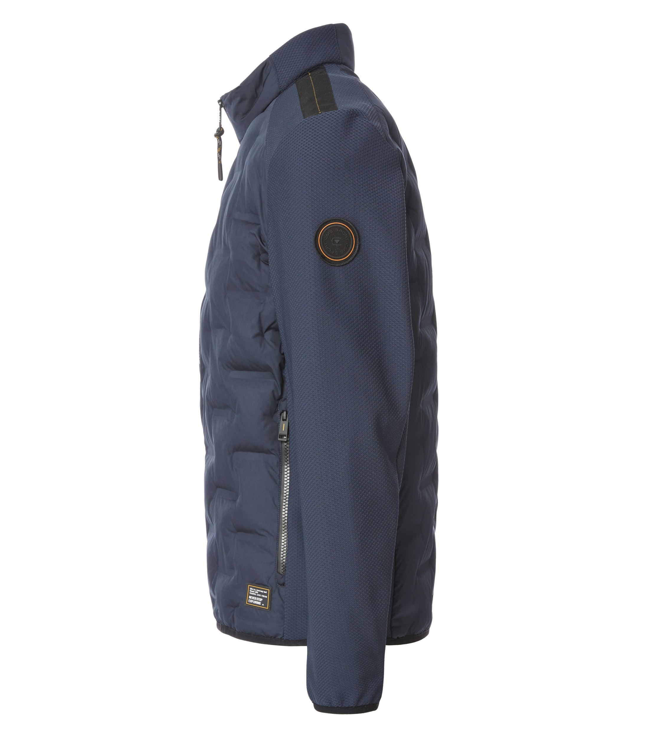 Das Model trägt eine Jacke im uni Muster in der Farbe Dunkelblau