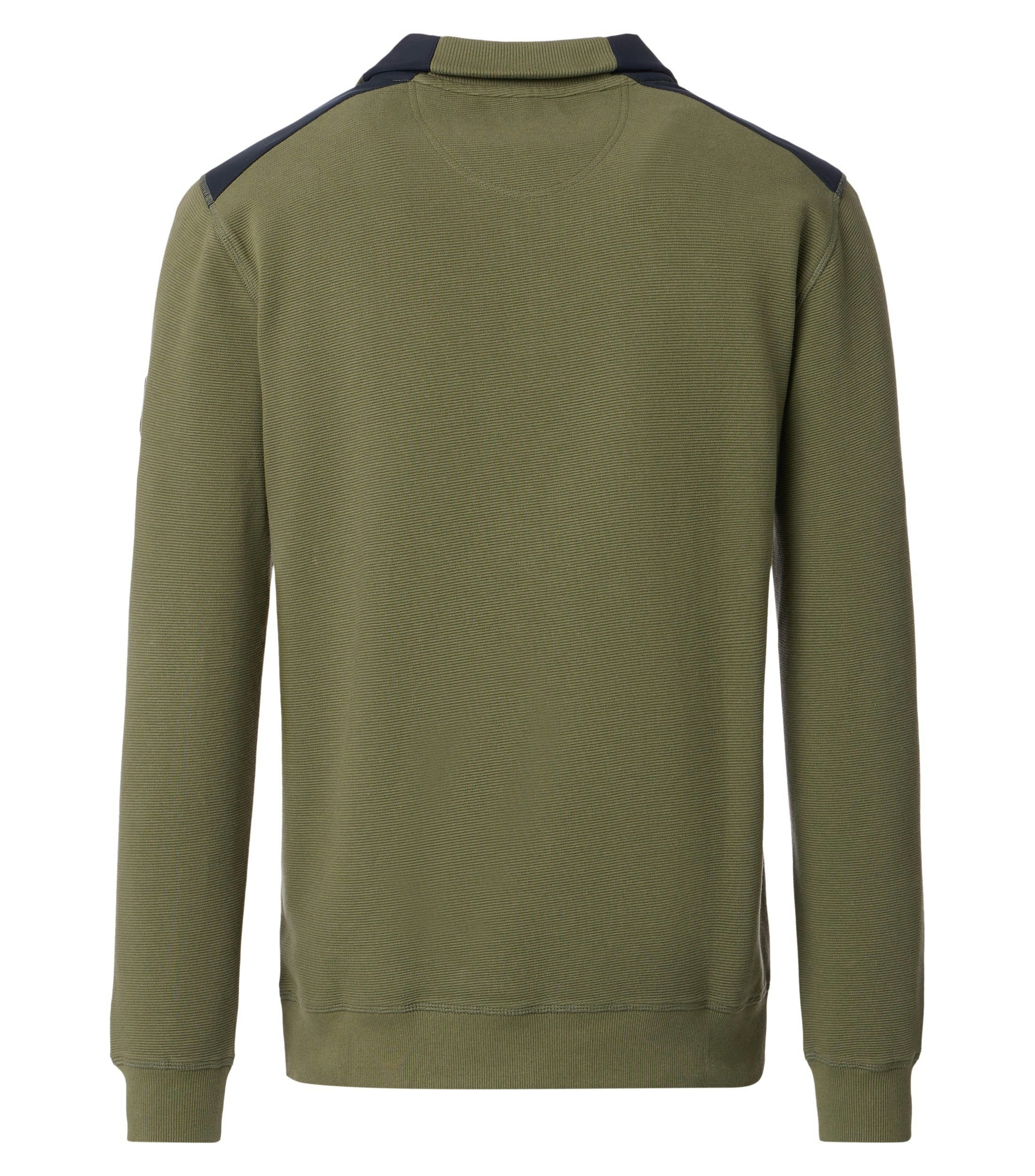 Das Model trägt ein Sweatshirt im uni Muster in der Farbe Grün