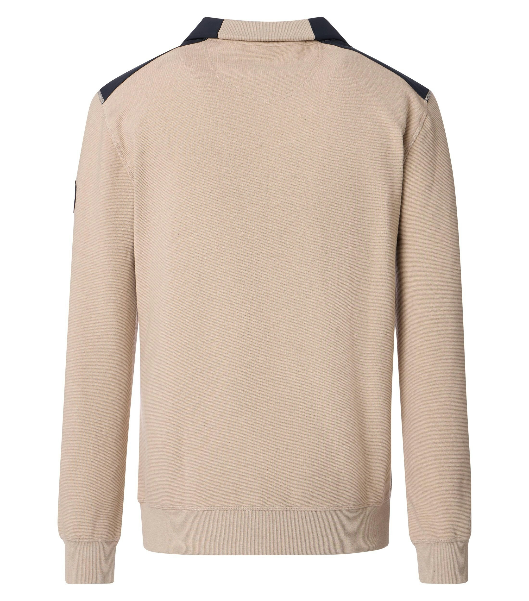 Das Model trägt ein Sweatshirt im uni Muster in der Farbe Weißbeige