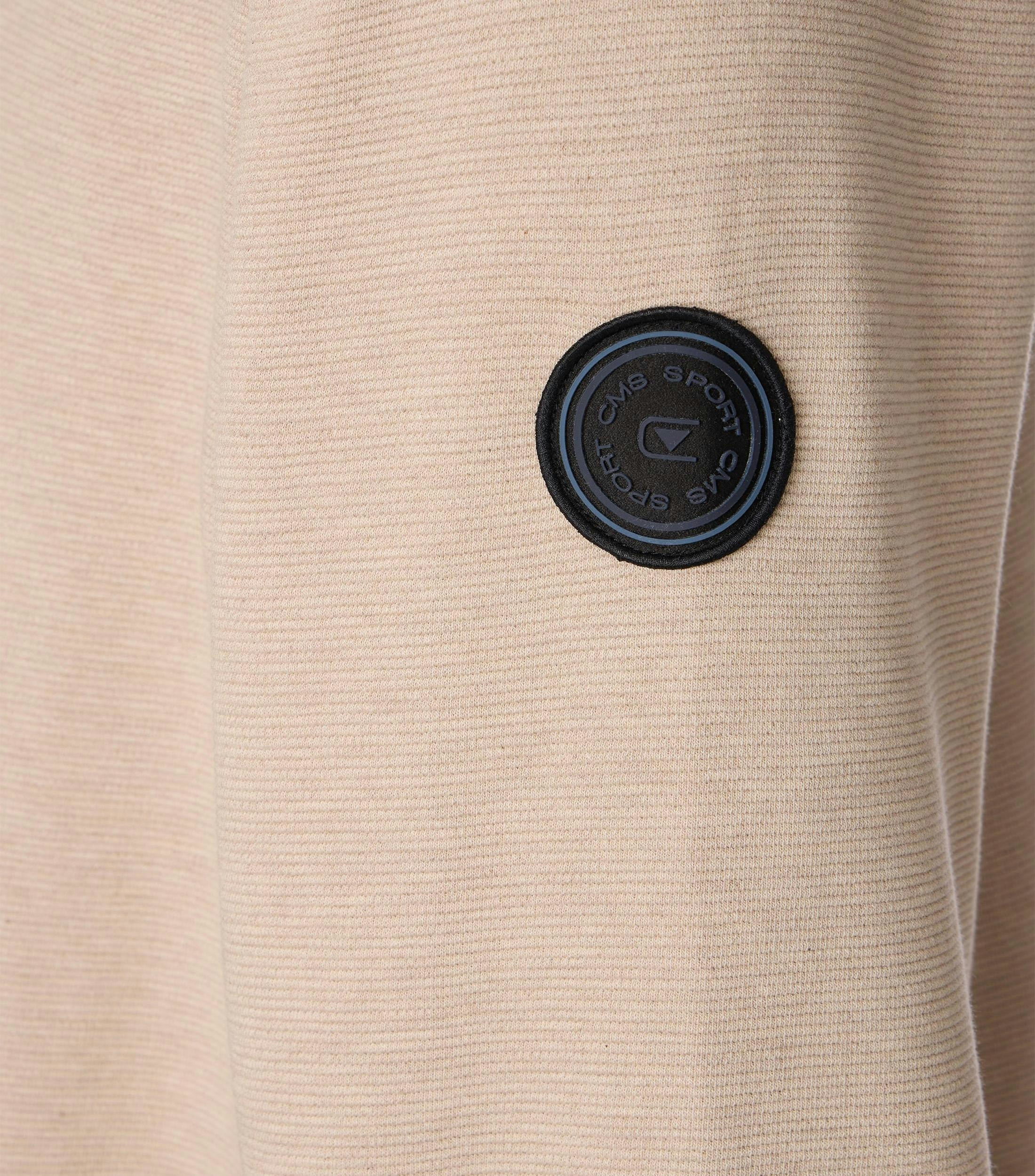 Das Model trägt ein Sweatshirt im uni Muster in der Farbe Weißbeige