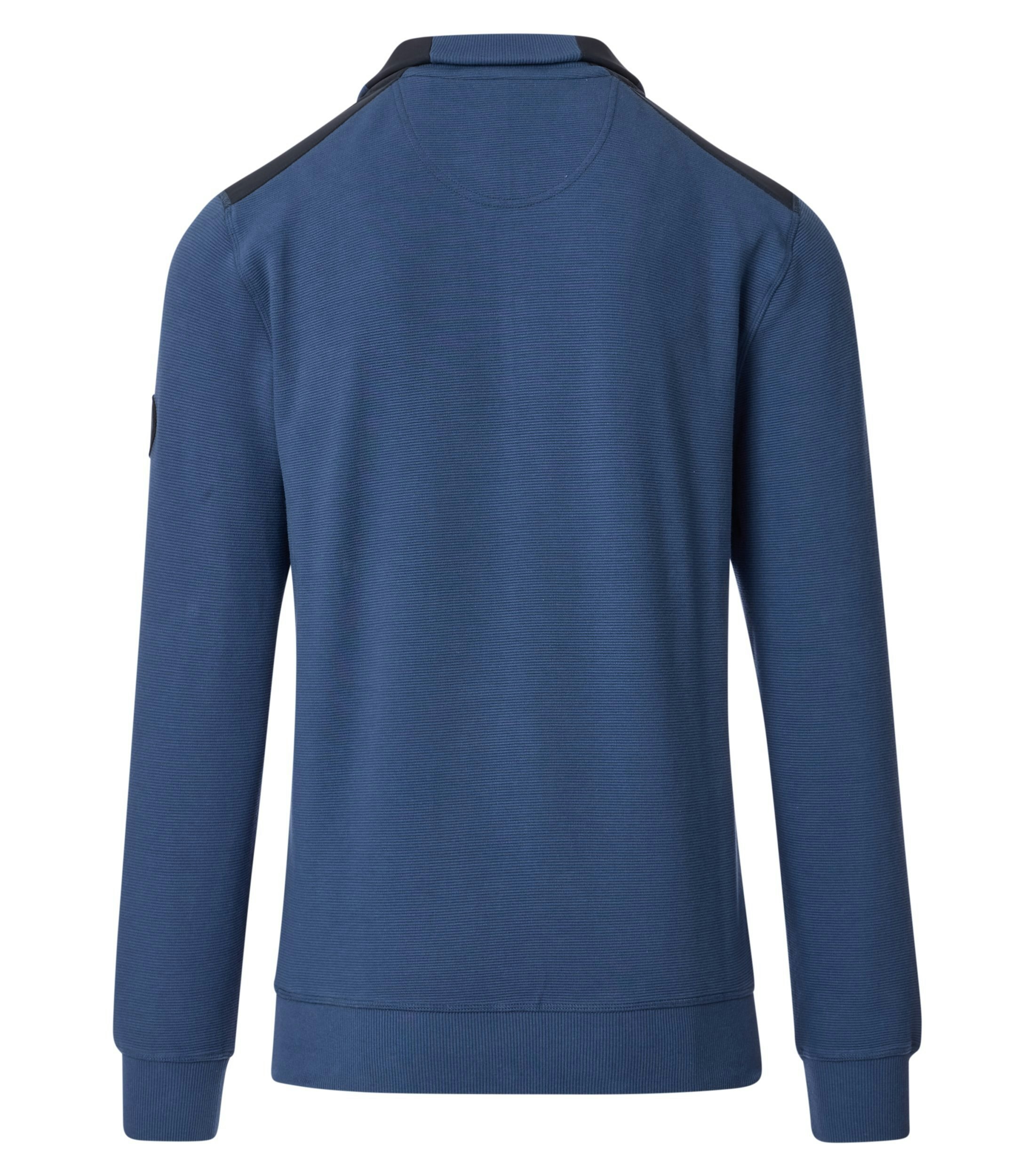 Das Model trägt ein Sweatshirt im uni Muster in der Farbe mittleres Dunkelblau