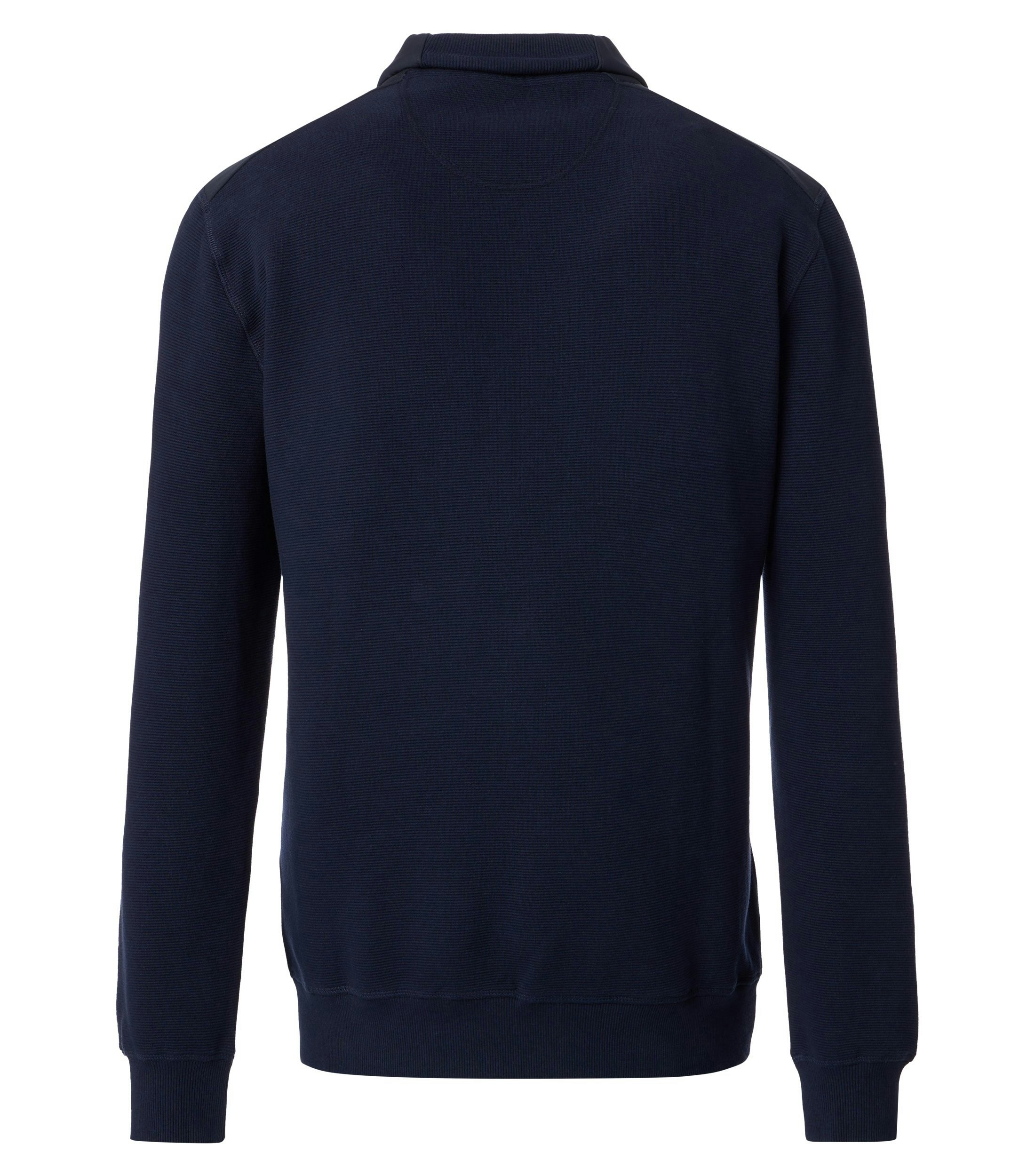 Das Model trägt eine Sweatjacke im uni Muster in der Farbe blau