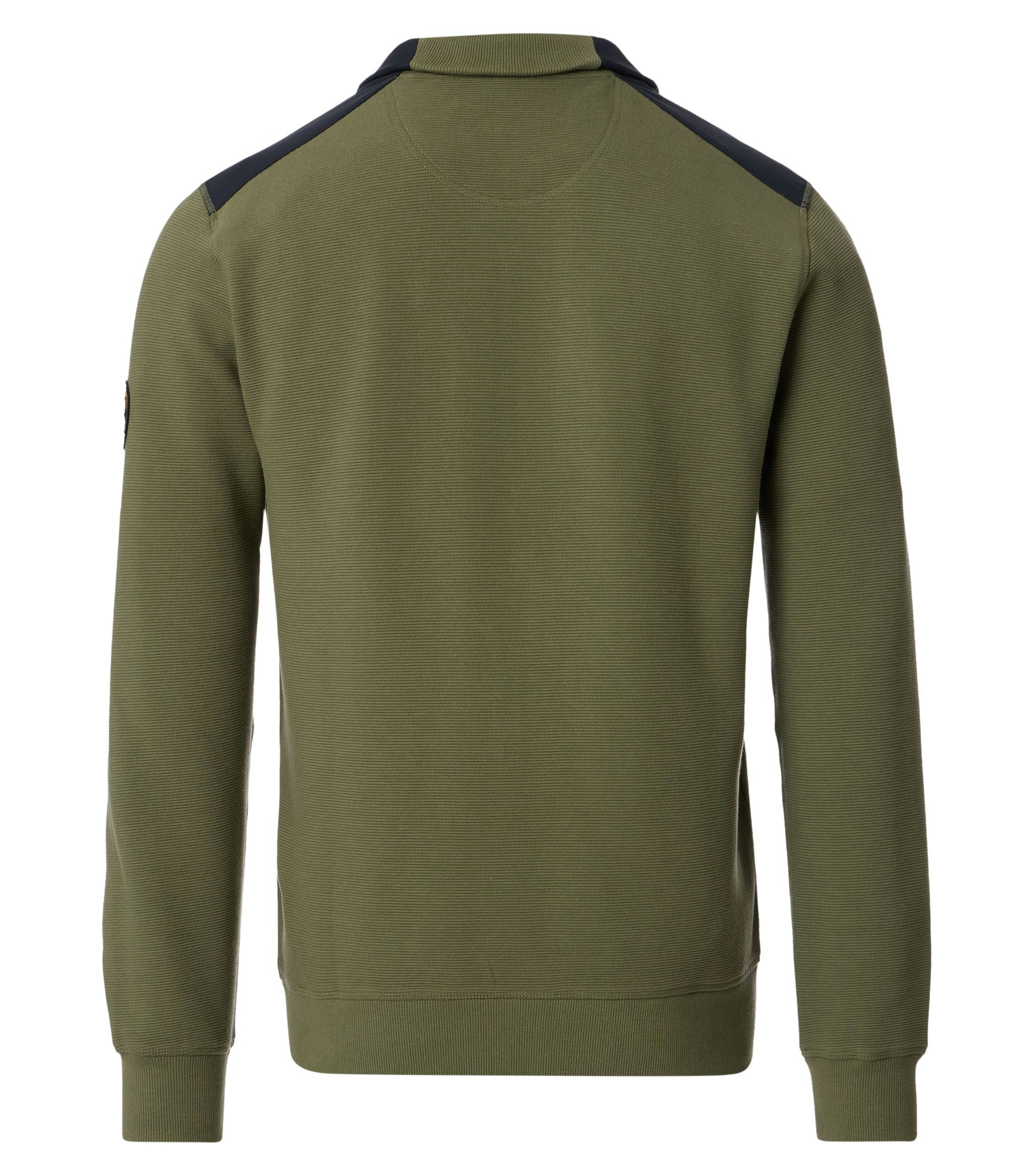 Das Model trägt eine Sweatjacke im uni Muster in der Farbe Grün