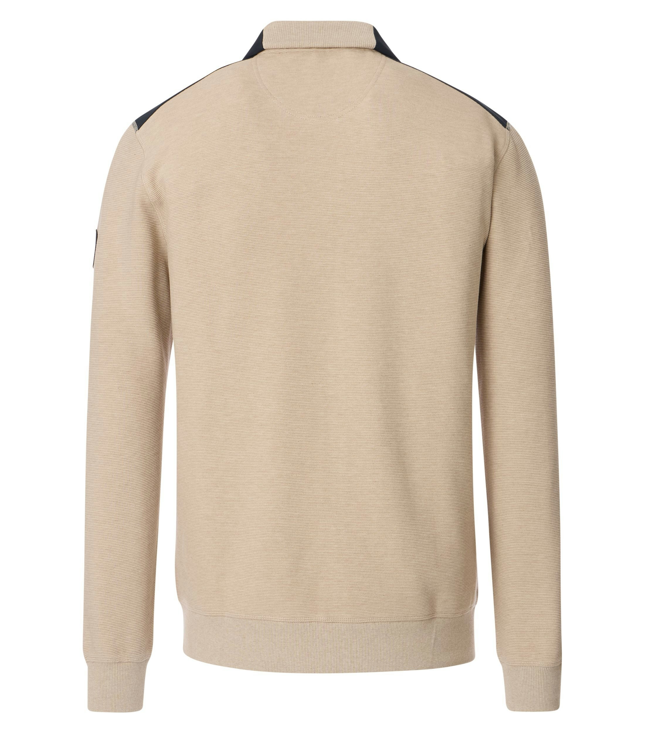 Das Model trägt eine Sweatjacke im uni Muster in der Farbe beige