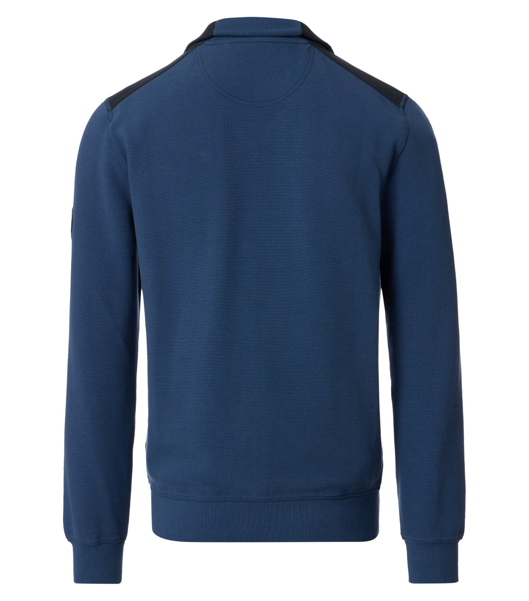 Das Model trägt eine Sweatjacke im uni Muster in der Farbe mittleres Dunkelblau