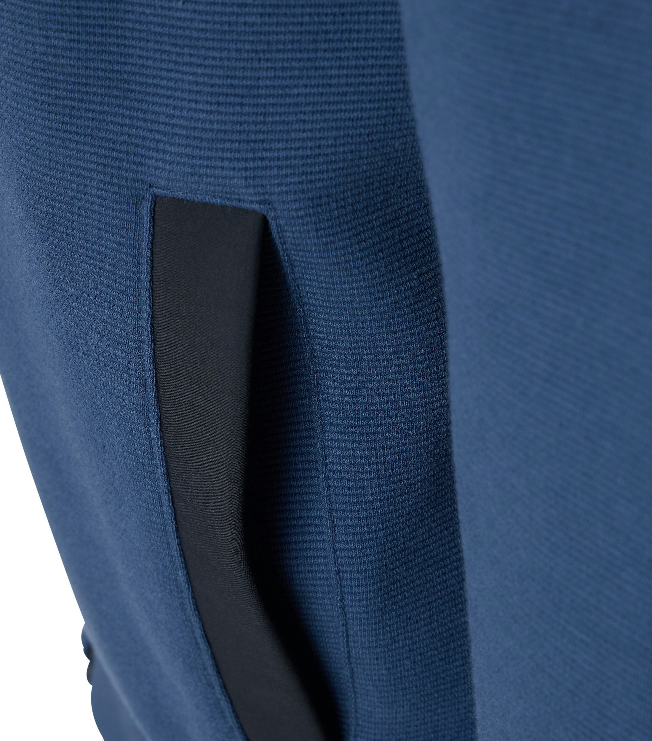 Das Model trägt eine Sweatjacke im uni Muster in der Farbe mittleres Dunkelblau