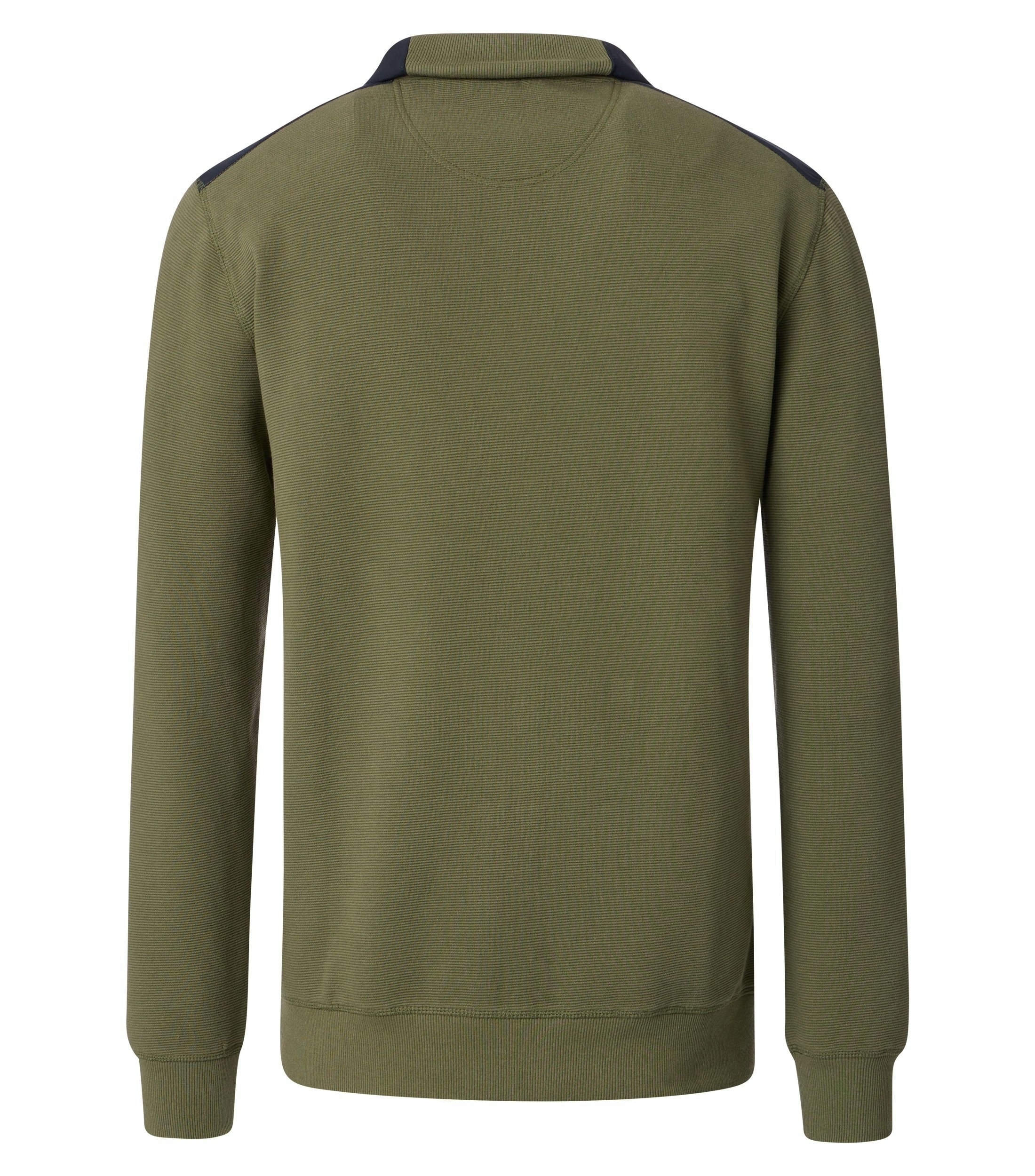 Das Model trägt eine Sweatjacke im uni Muster in der Farbe Dunkelgrün