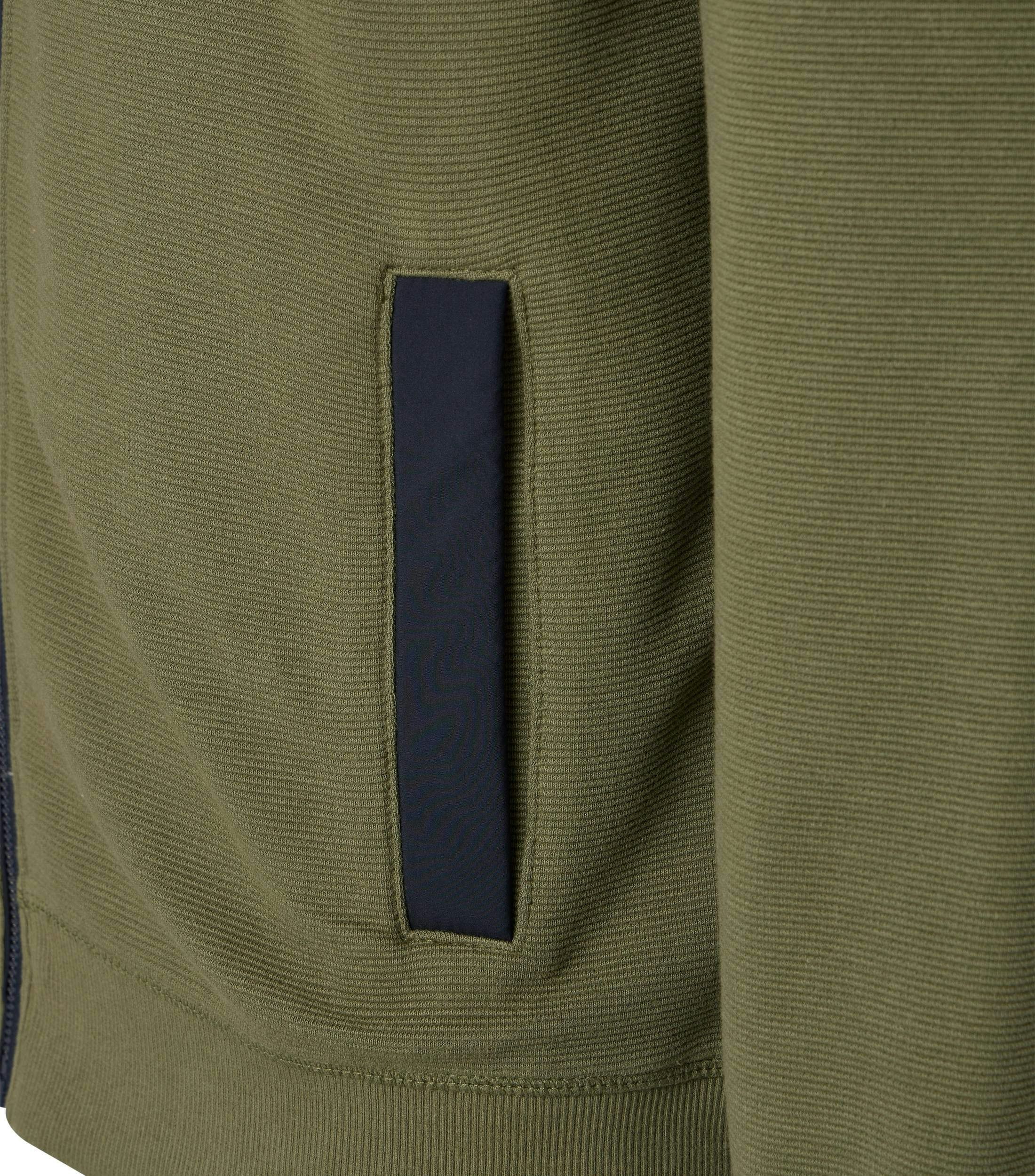 Das Model trägt eine Sweatjacke im uni Muster in der Farbe Dunkelgrün